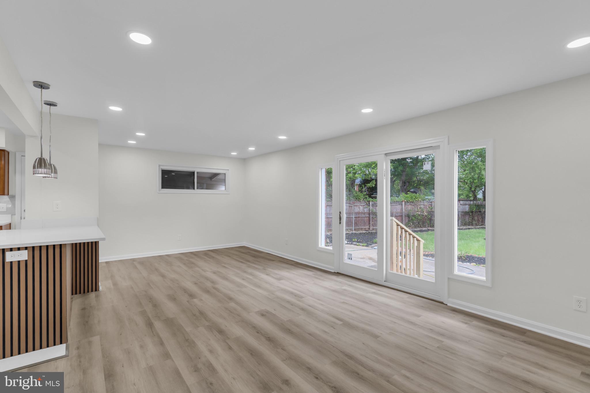 LYNBROOK - Residential
