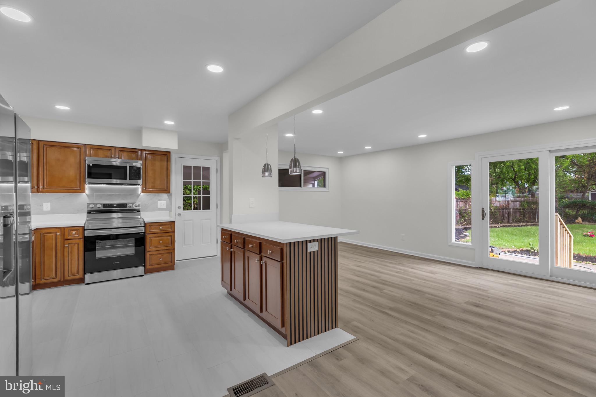 LYNBROOK - Residential