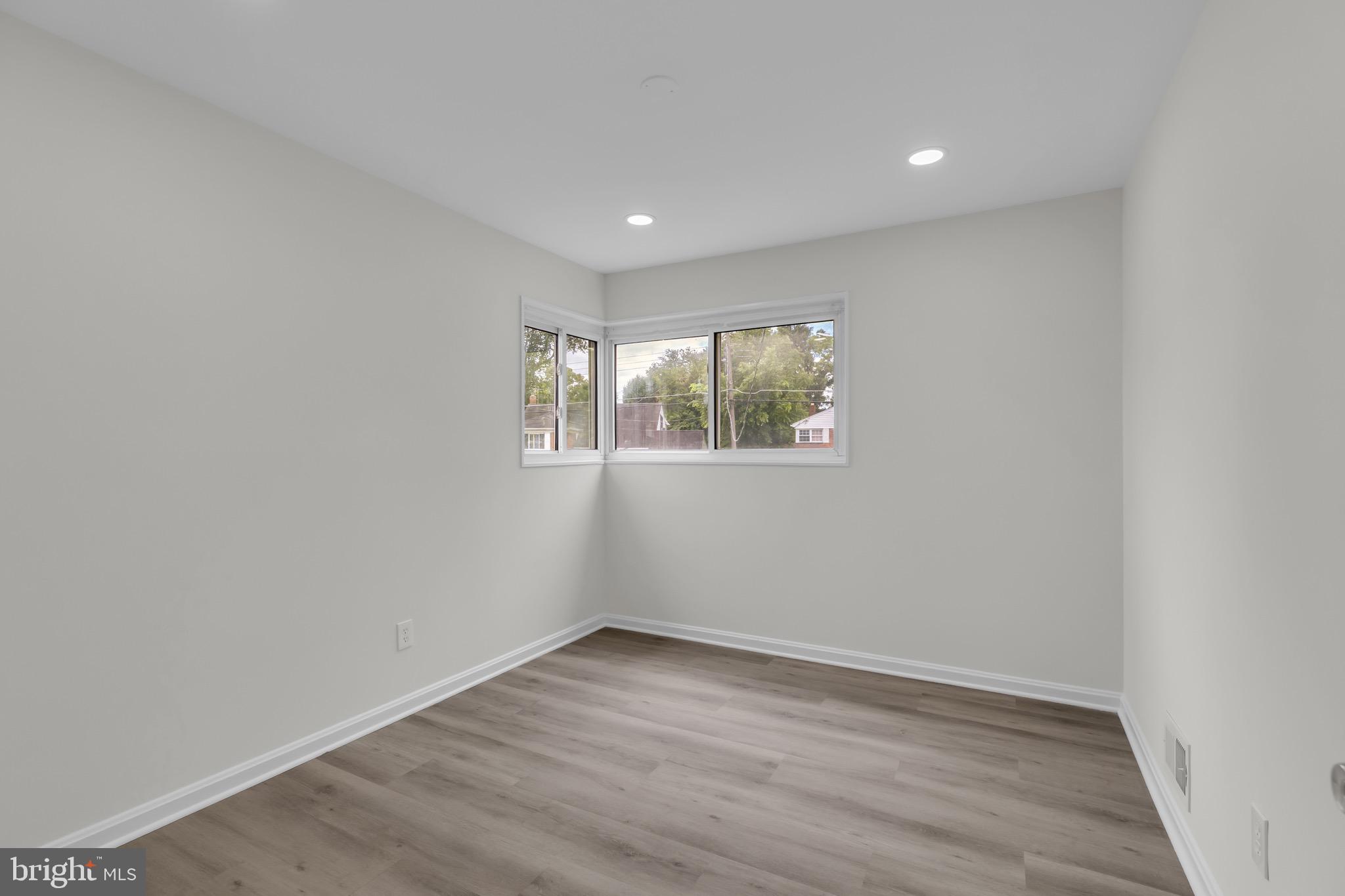 LYNBROOK - Residential
