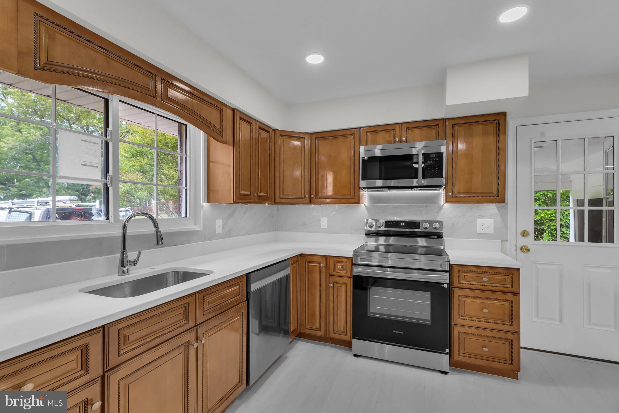 LYNBROOK - Residential