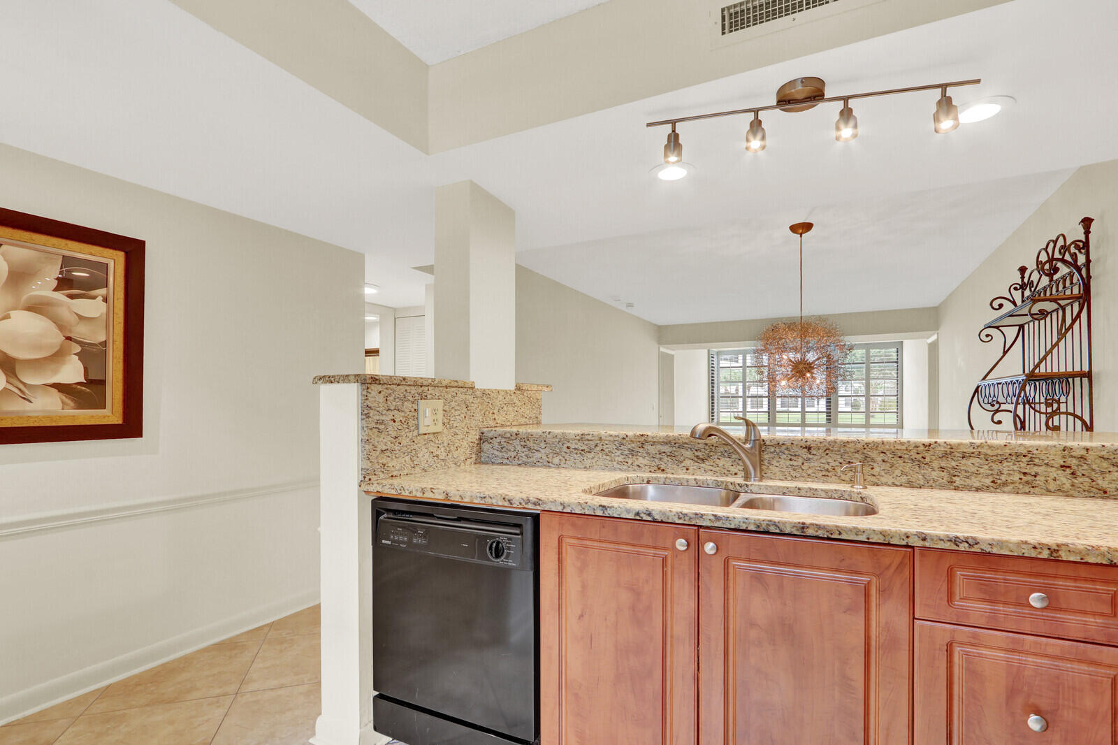 WHITEHALL CONDO OF THE LANDS OF THE PRESIDENT - Residential
