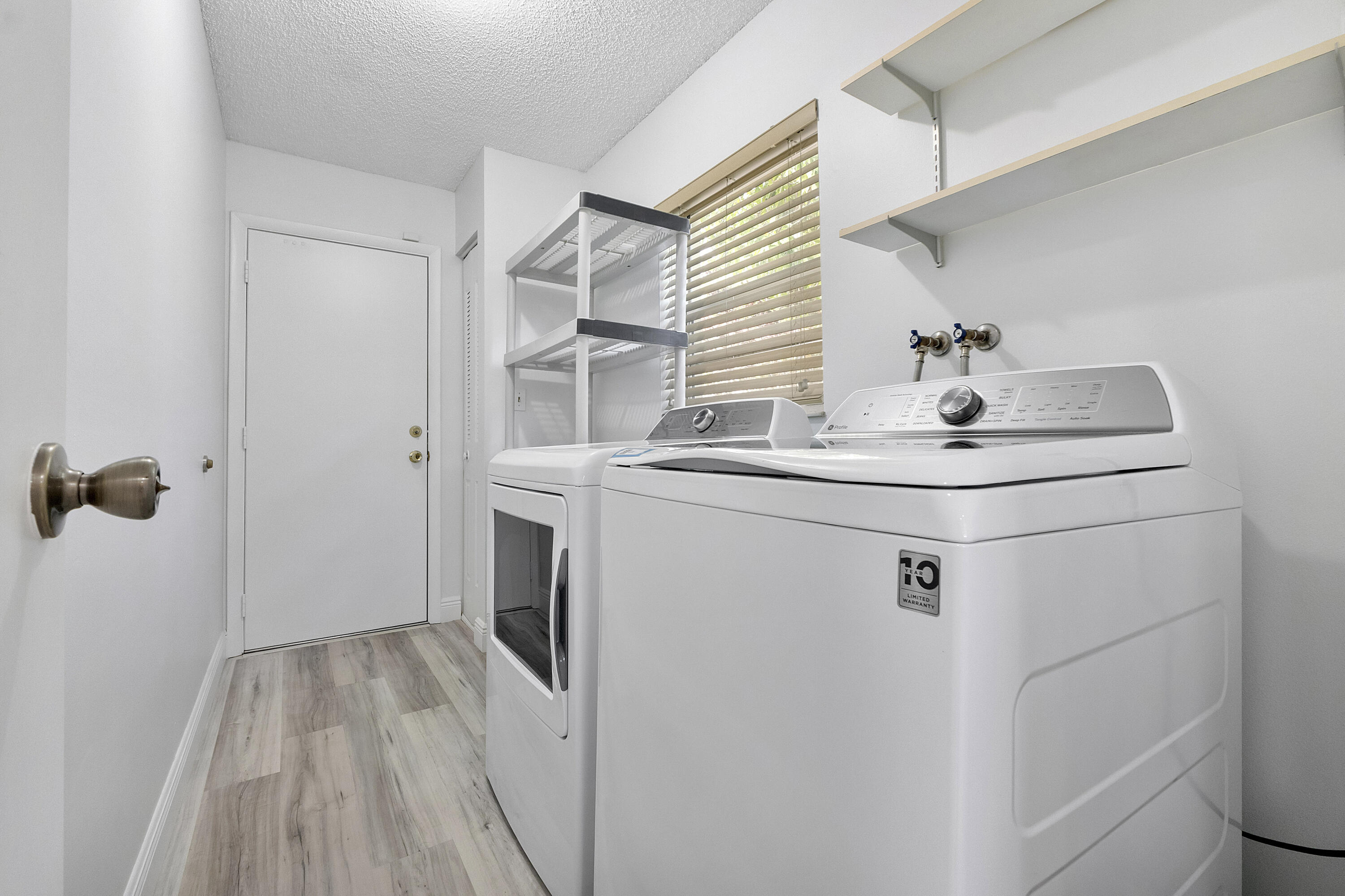 WOOD LAKE - Residential