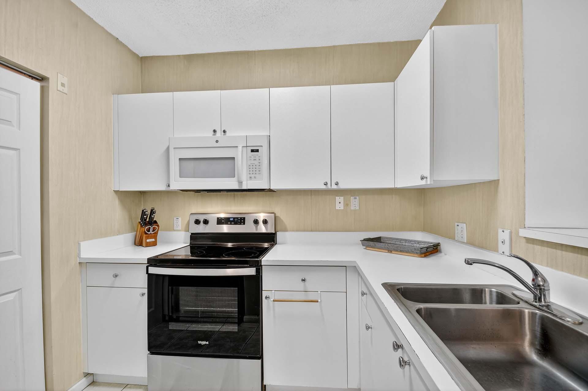 ST ANDREWS AT POLO CLUB CONDO - Residential Lease