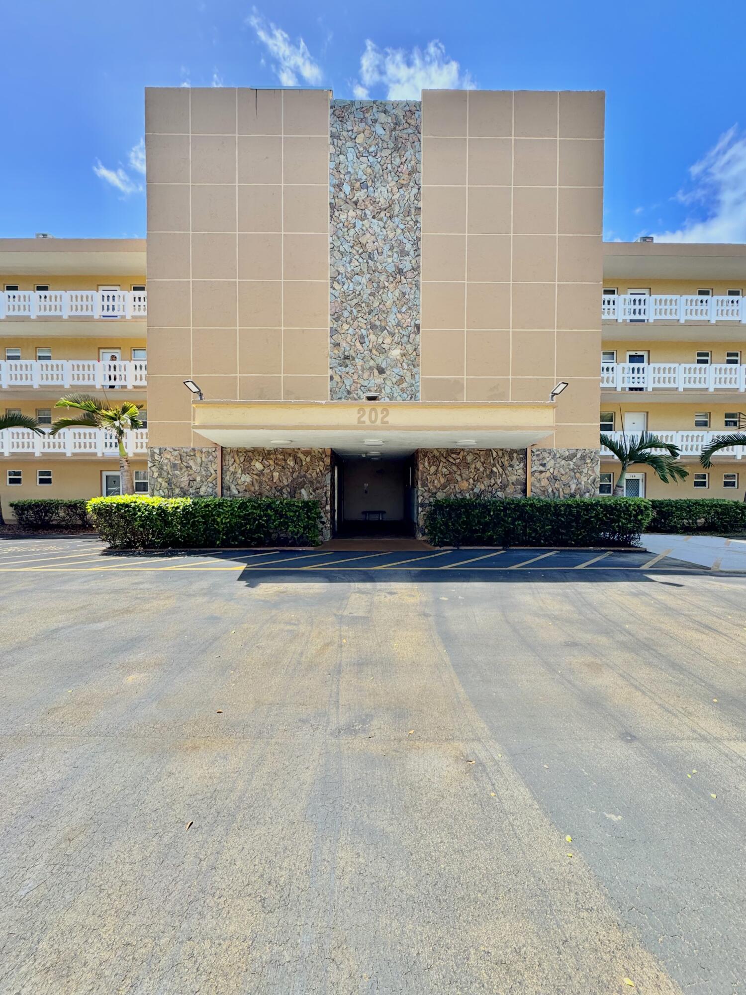 MEADOWBROOK LAKES CONDO - Residential