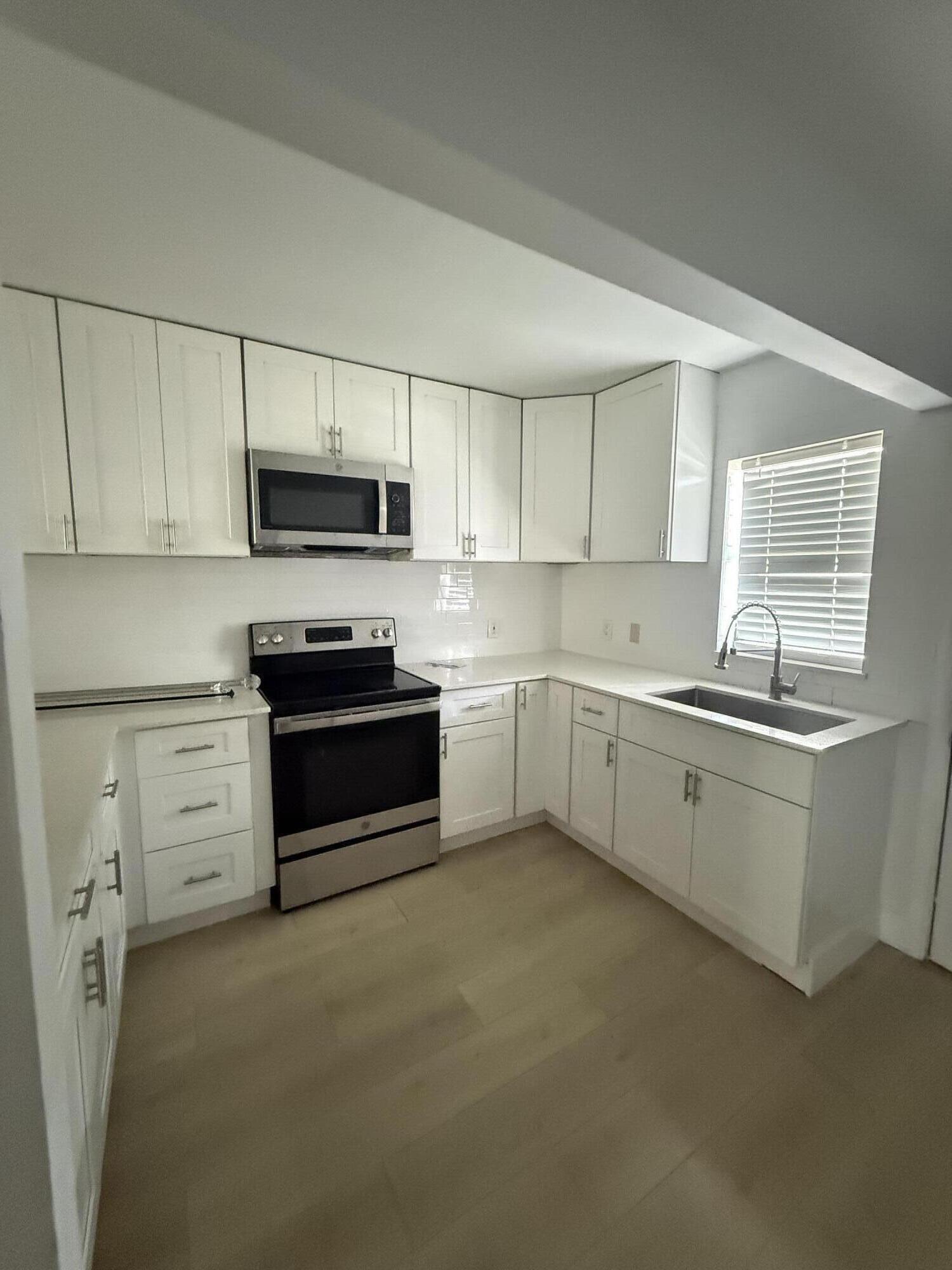 Beautiful, renovated unit, Excellent to leaving or make a great renal investment with high return.