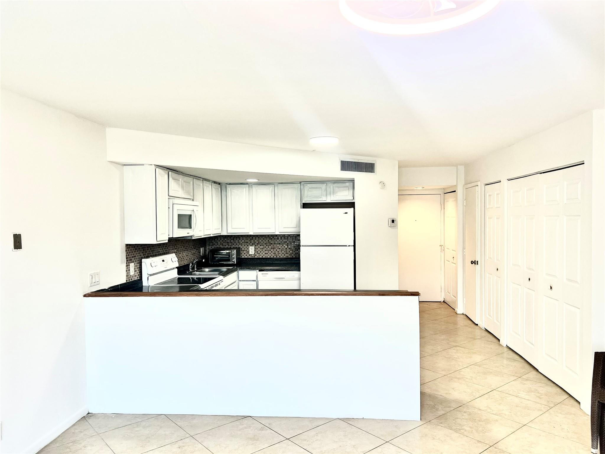 Beautiful studio located in Racquet club of Deer Creek with washer dryer in unit close to all major highways I-95 Sawgrass Expressway and Florida Turnpike
