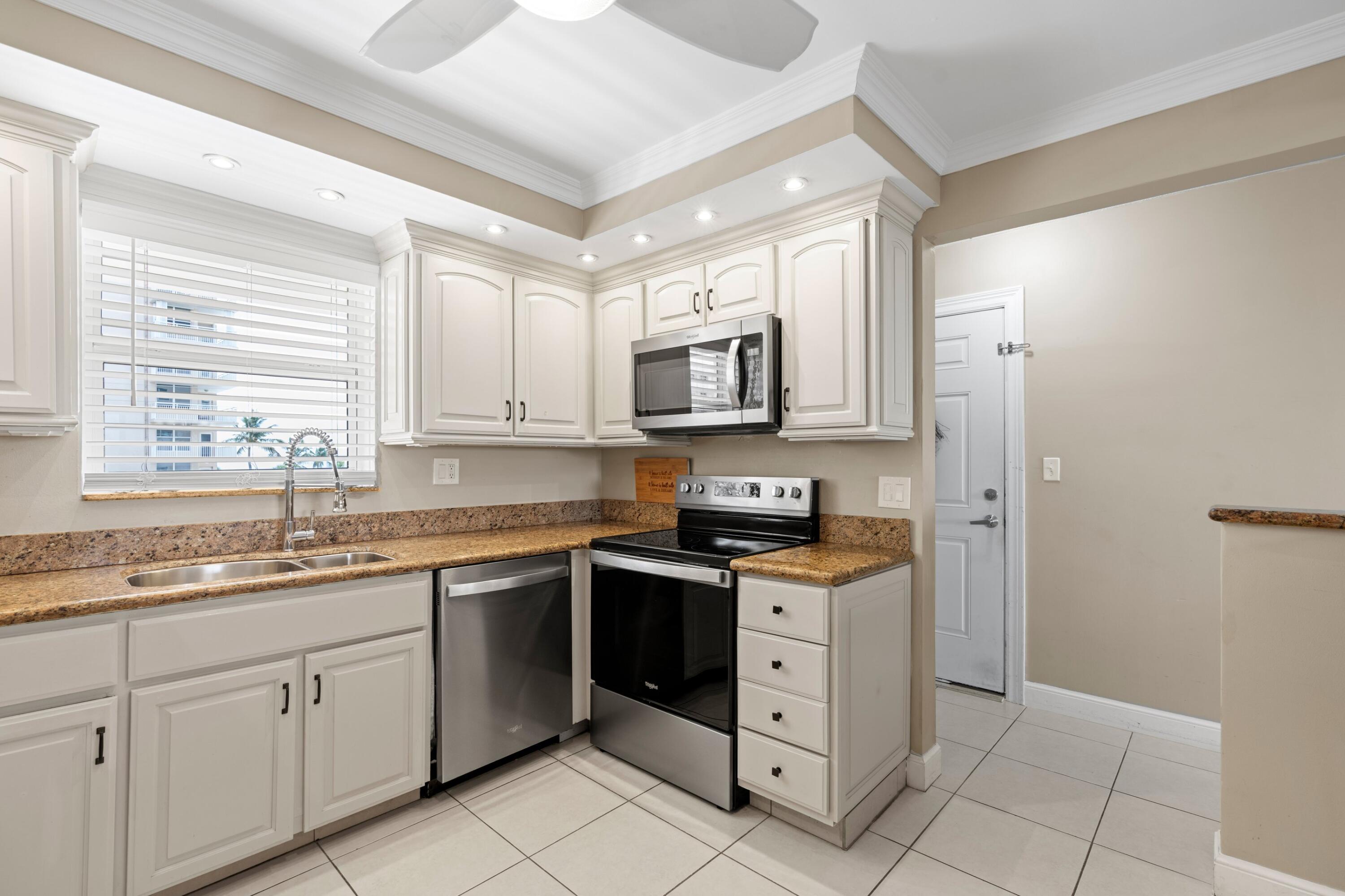 HILLSBORO LE BARON CONDO APTS - Residential