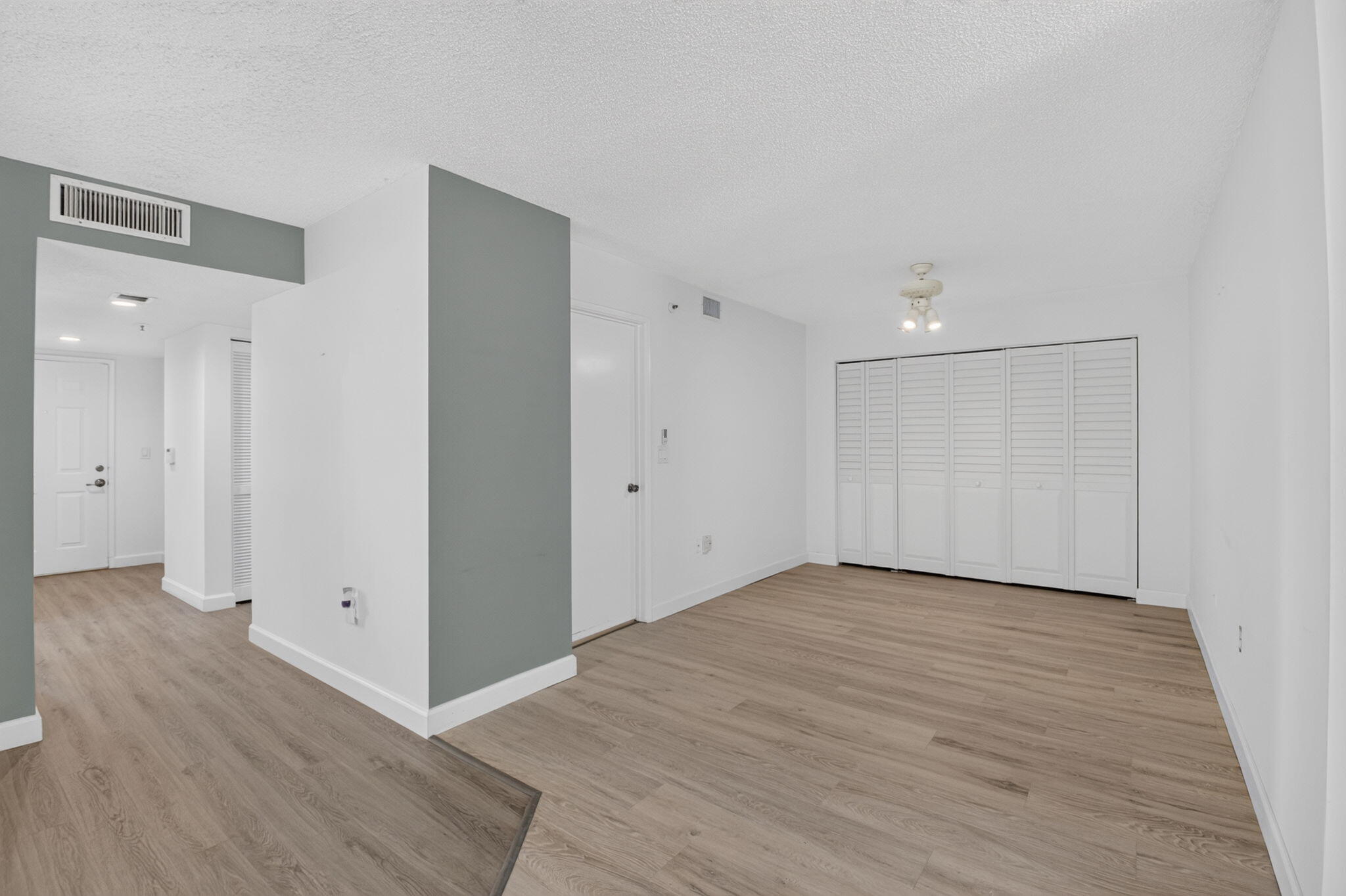 HUNTINGTON POINTE - Residential