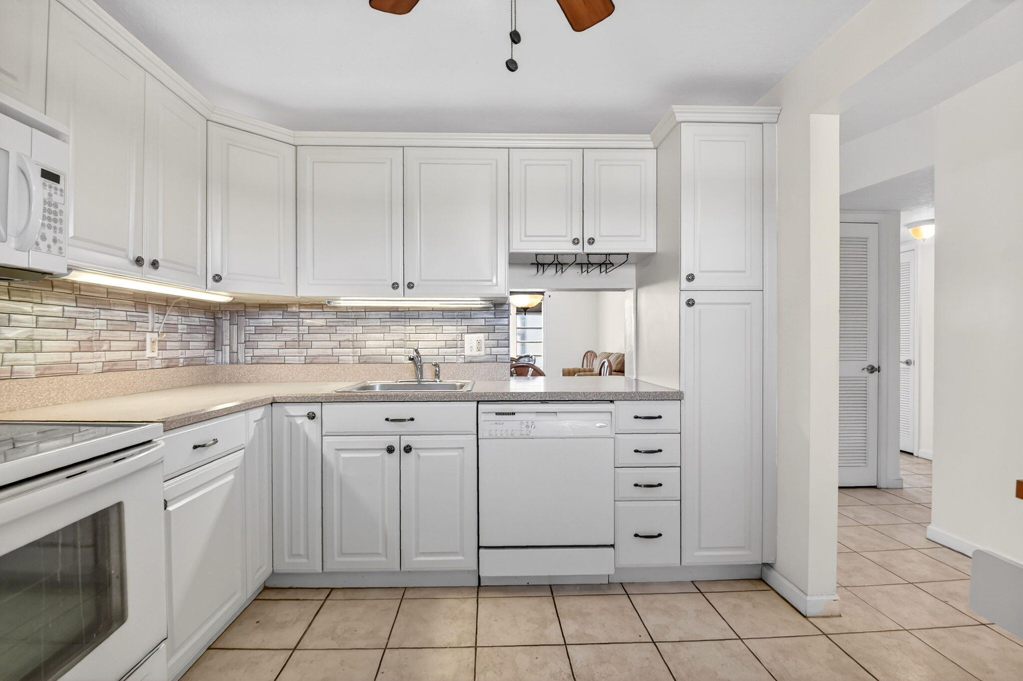 VILLAGE ROYALE ON THE GREEN CONDO - Residential Lease