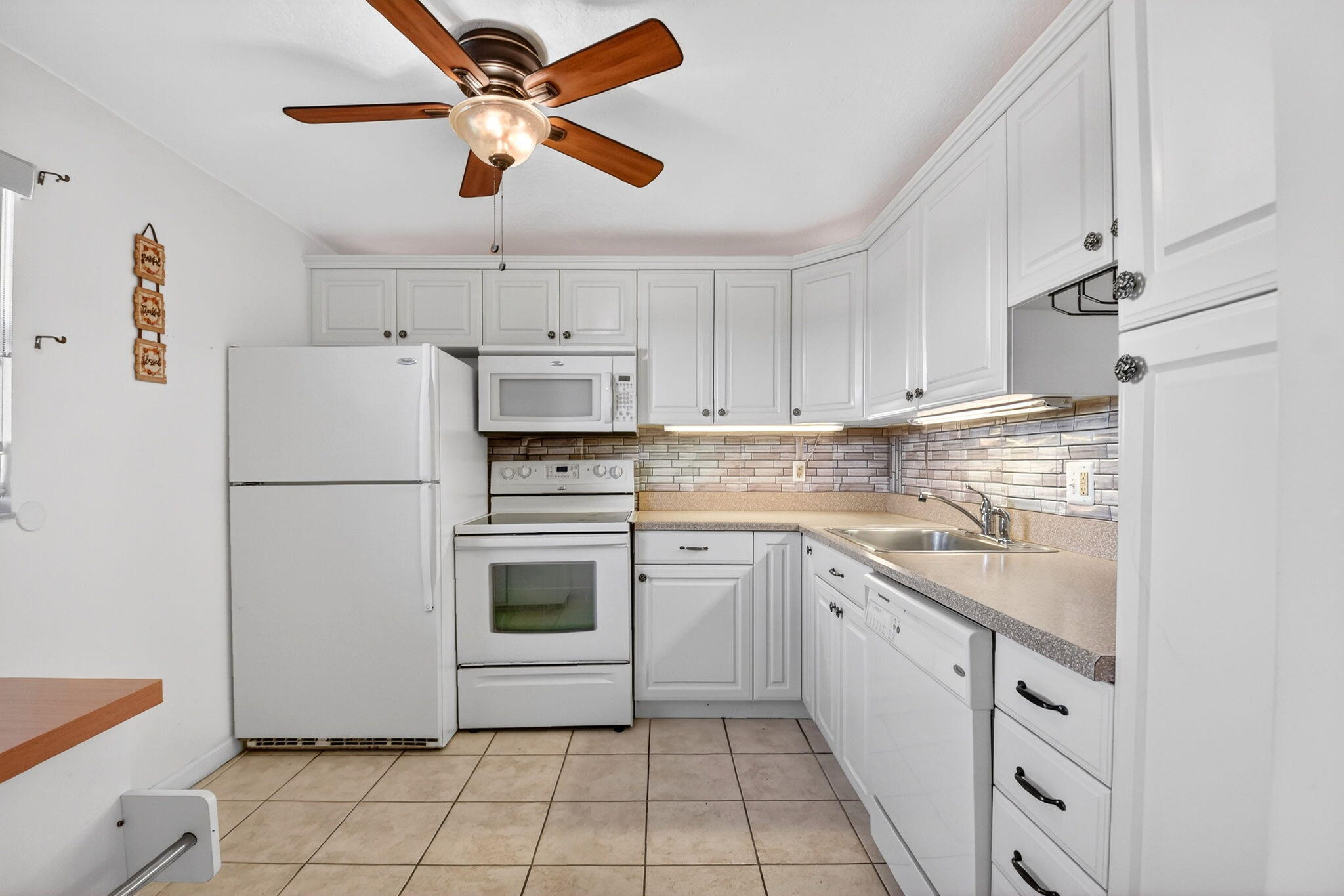 VILLAGE ROYALE ON THE GREEN CONDO - Residential Lease
