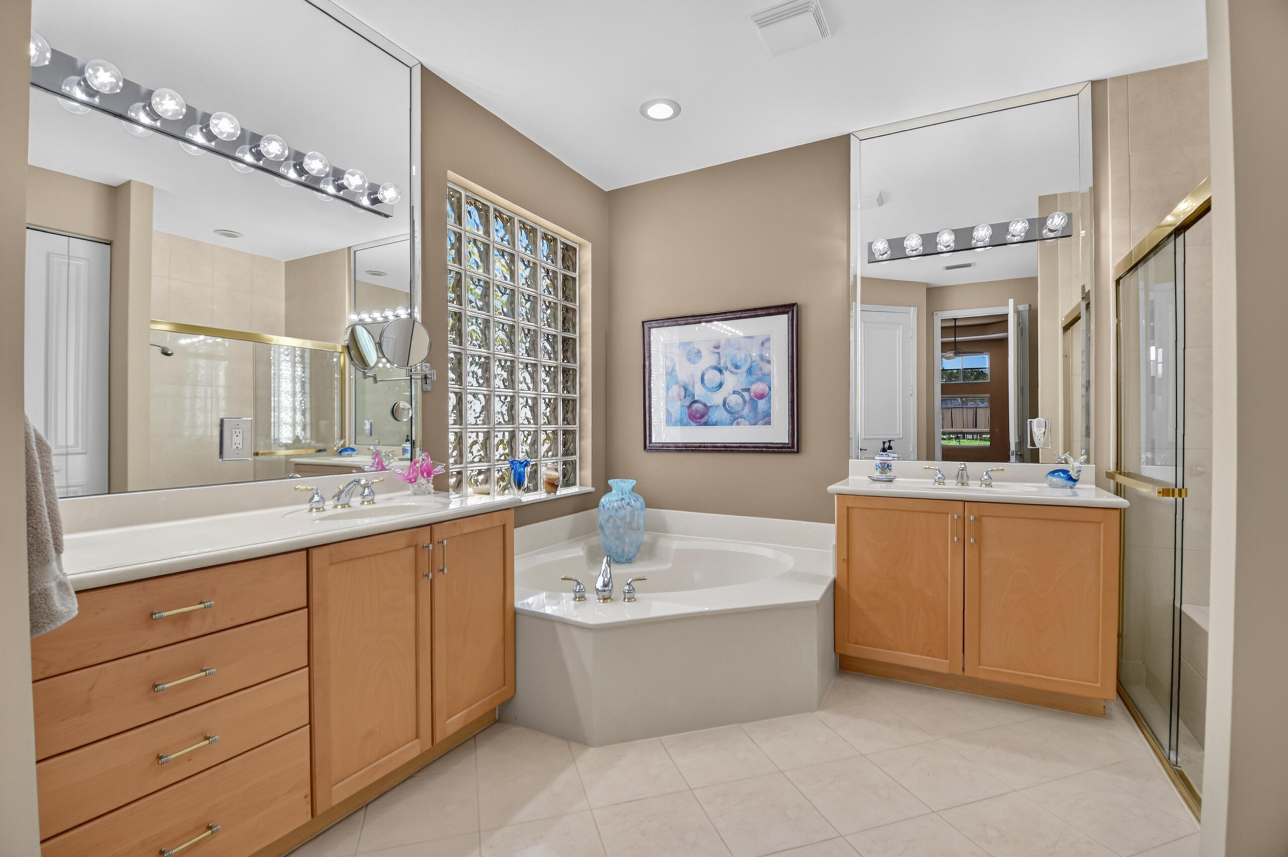 VALENCIA PALMS 6 - Residential