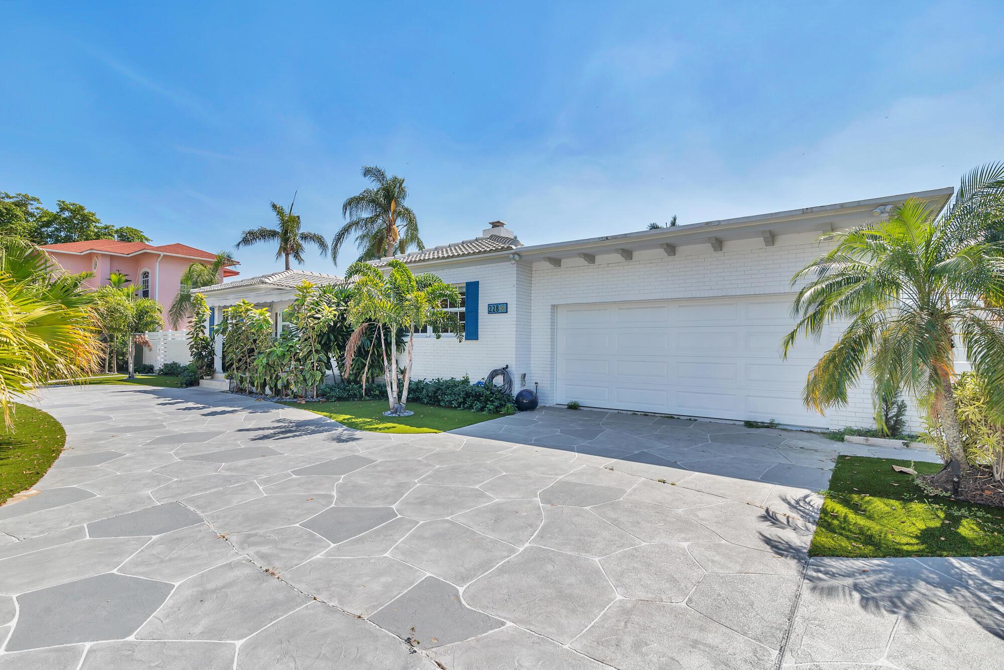 Incredible opportunity to build your dream home or renovate on this 17,000 plus sq ft lot in the heart of SoSo. Replete with 4 bedrooms, 4 full bathrooms and stunning garden. Featuring high ceilings, 3 entertaining areas, dinning room, outdoor loggia with bbq and double garage. You also have the potential to add a guest house and/or garage coming not he back alley. Extremely well located east of Olive Ave, North of Forest Hill, South of Southern Blvd and in the South Olive Elementary school district. Close to the Lake Worth beaches, I-95, Flagler Drive bike bath, Worth Avenue shopping and fabulous dining.