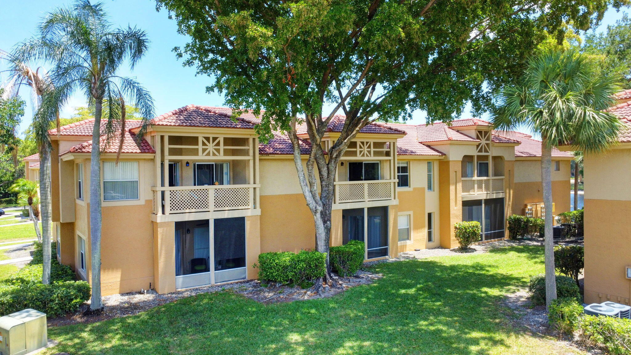 PALM LAKE CONDOMINIUM - Residential