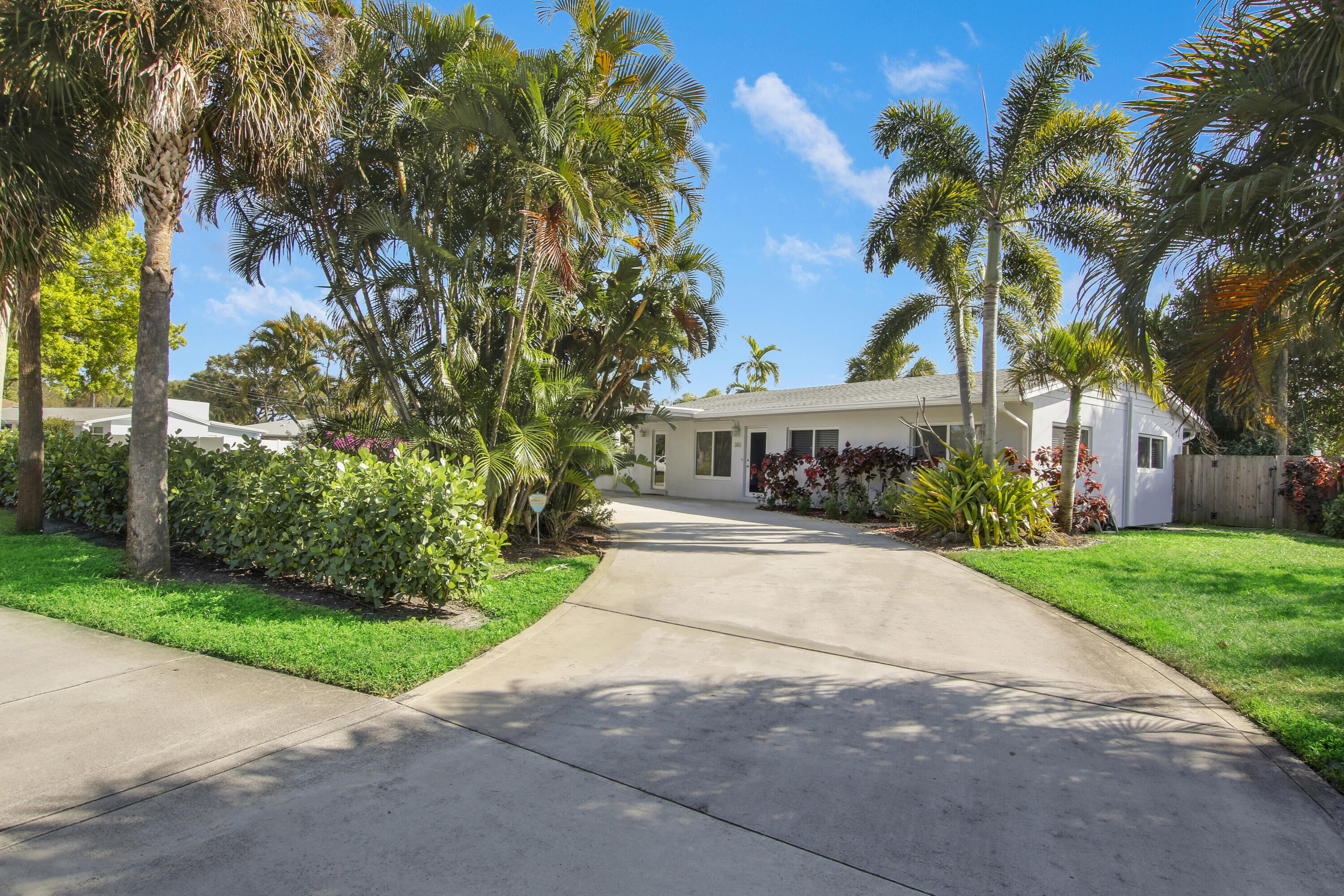 Come see this charming 3 bedroom, 2 bathroom home in the heart of Tequesta! Recently renovated from top to bottom, this property is turnkey. Located super close to amazing beaches, restaurants, parks, shopping and transportation. Available 6/1/26-8/31/26.