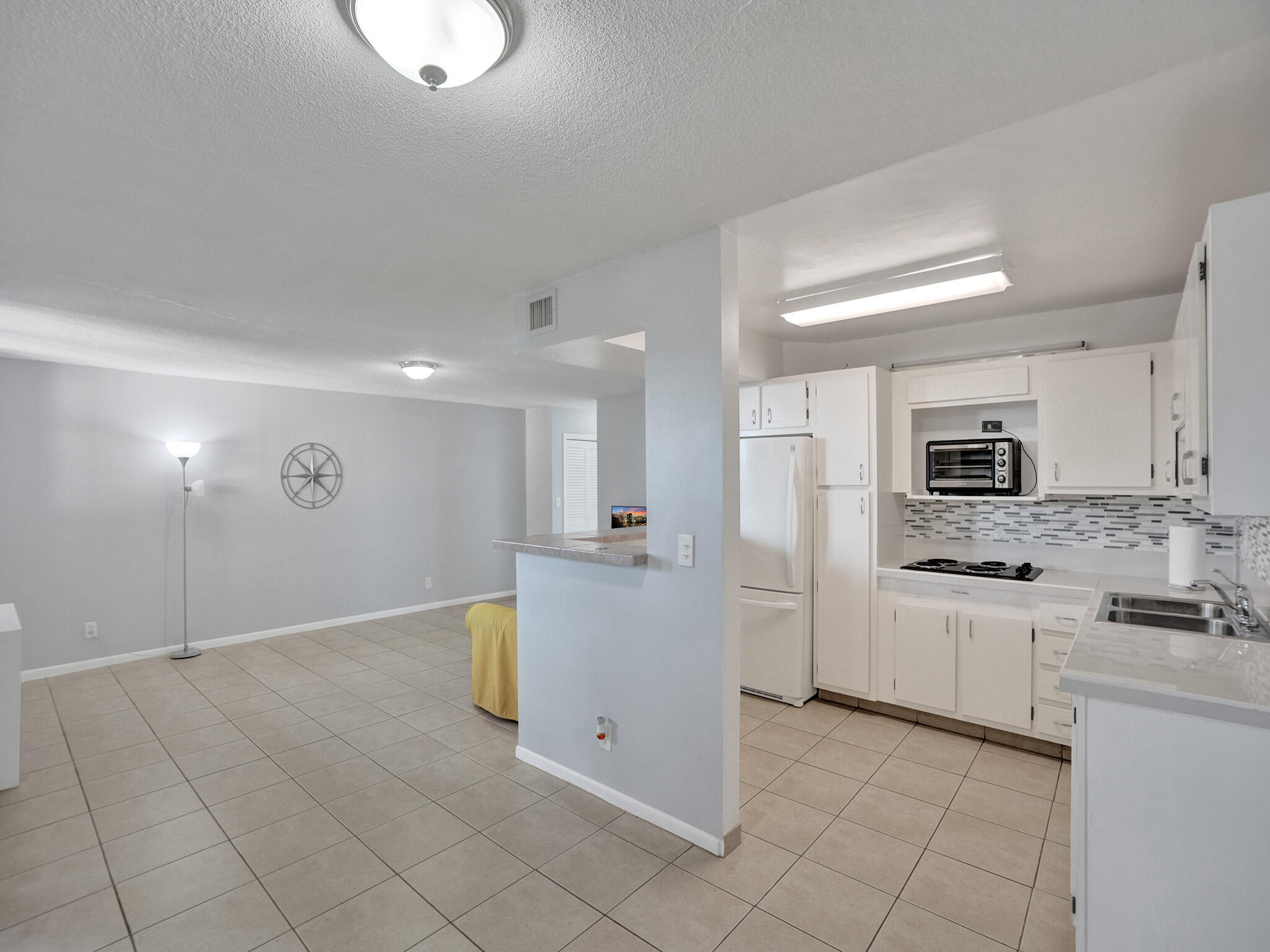Welcome home to this spacious 1 bedroom, 1.5 bathroom condo in the expanding and highly sought after downtown Hollywood area! Just minutes from the beach, this is the perfect spot to be close to the action without the price tag. This section of the neighborhood is known for its beautiful tree lined streets making a bicycle ride, or a walk at sunset, a wonderful way to enjoy the outdoors year-round. Extremely close to local shopping, a global assortment of restaurant options, the newly redesigned Hollywood Beach golf course, Art and Culture Center, and other entertainment. Find your piece of paradise in Downtown Hollywood today!