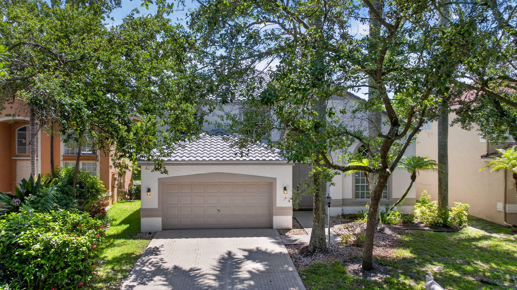 COME TO OWN AND ENJOY THIS GUARD GATED, BEAUTIFUL, BRIGHT AND SPACIOUS 4BEDS + LOFT HOME. NEW ROOF INSTALLED 2025. EXTERIOR OF HOUSE PAINTED 2025. PLANTATION SHUTTER AND AUTOMATIC ROLLING SHADE IN FAMILY ROOM. NEW WOOD BLINDS IN LIVING ROOM/DINING ROOM. VOLUME CEILINGS, MARBLE FLOORS. LARGE KITCHEN UPDATED WITH CUSTOM CABINETS AND GRANITE COUNTERS. NEW KITCHEN APPLIANCES, YARD HAS ROOM FOR A POOL. DIRECTLY ACROSS THE STREET TO TERRAMAR PARK. A RATED SCHOOLS. MOVE IN READY!