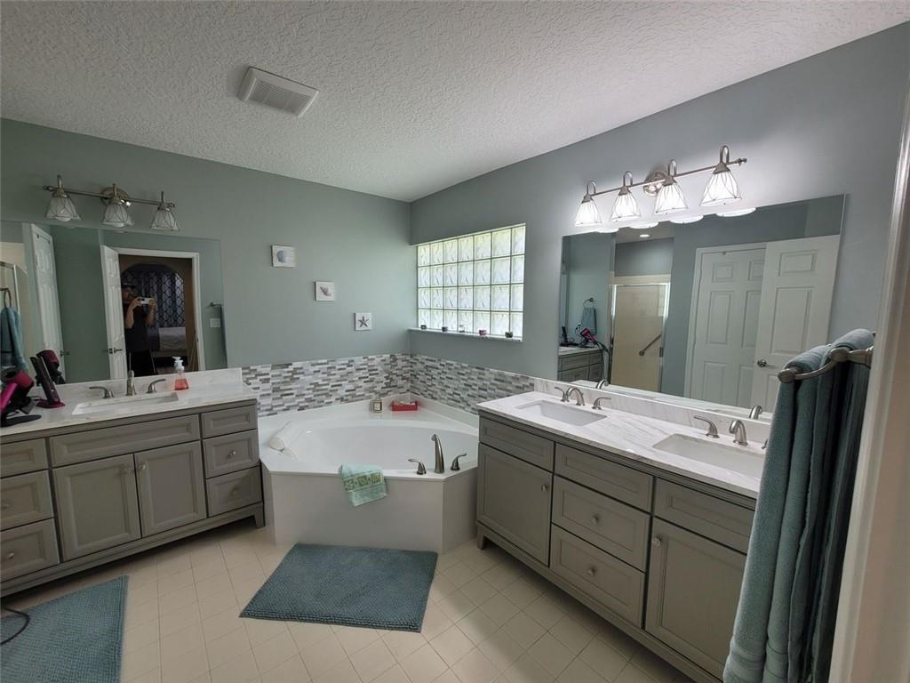 Royal Lakes - Residential