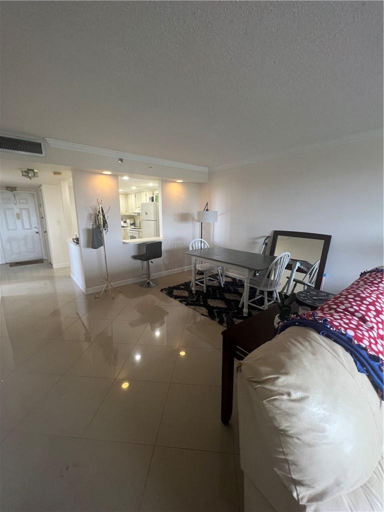 ROLLING HILLS GOLF AND - Residential Lease