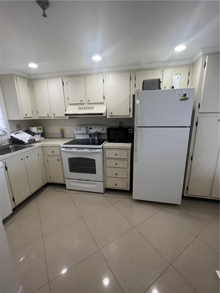 ROLLING HILLS GOLF AND - Residential Lease