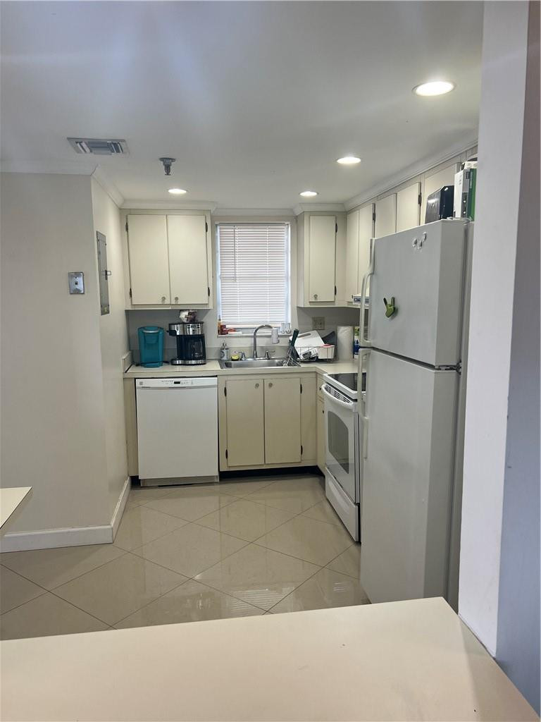 ROLLING HILLS GOLF AND - Residential Lease