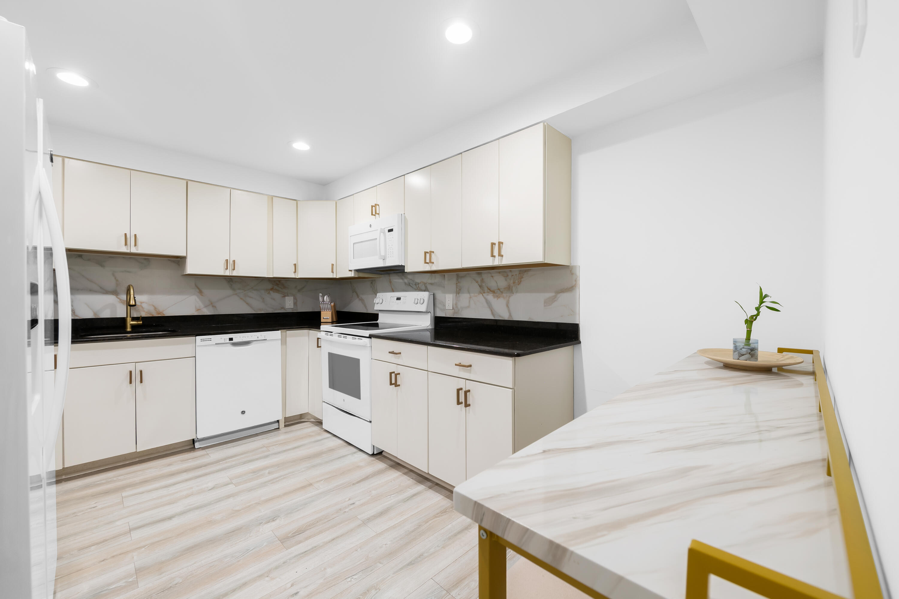 BLDG 130 OF COUNTRY CLUB APTS AT - Residential