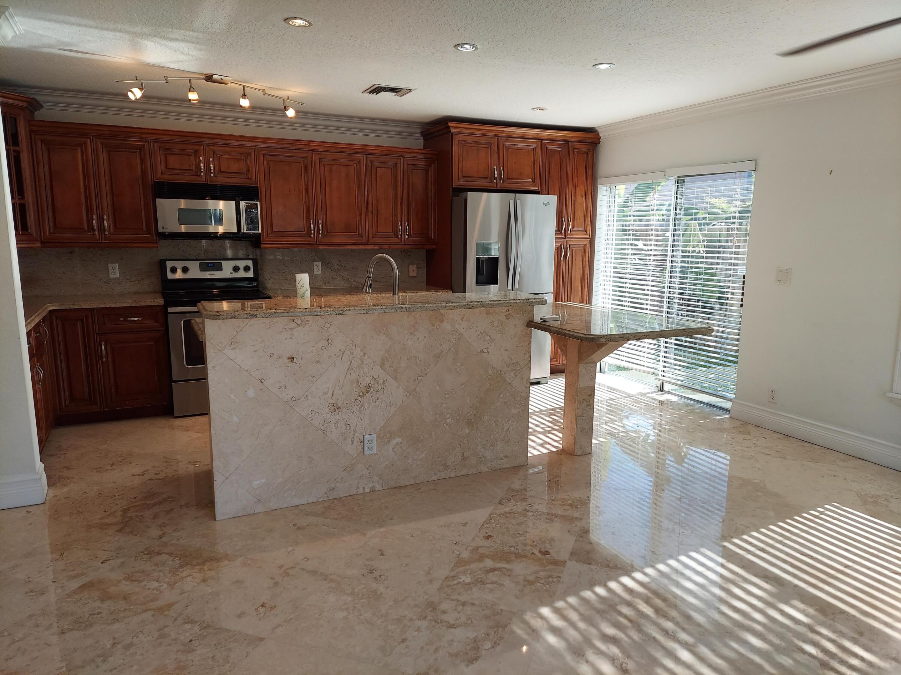 HILLSBORO COUNTRY CLUB - Residential Lease