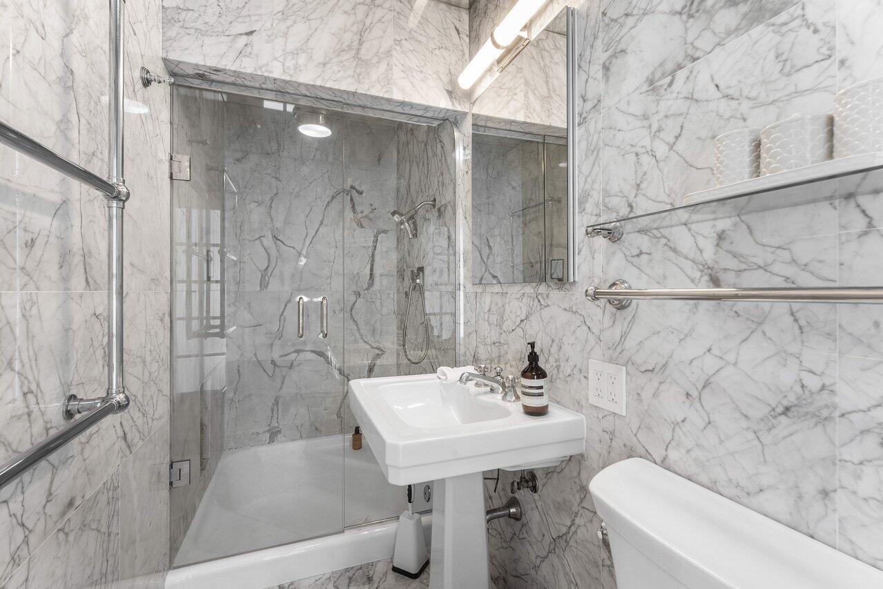 ROYAL PARK - Residential Lease