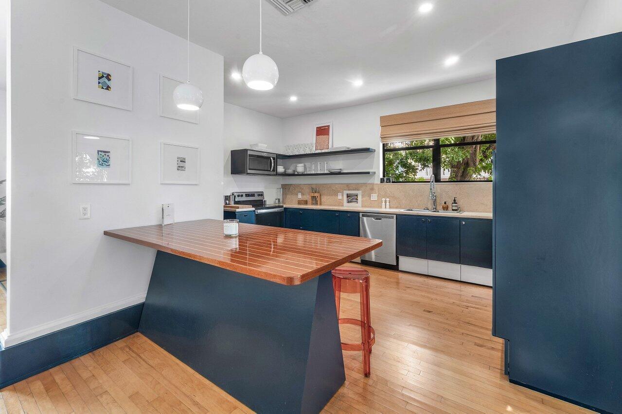 ROYAL PARK - Residential Lease