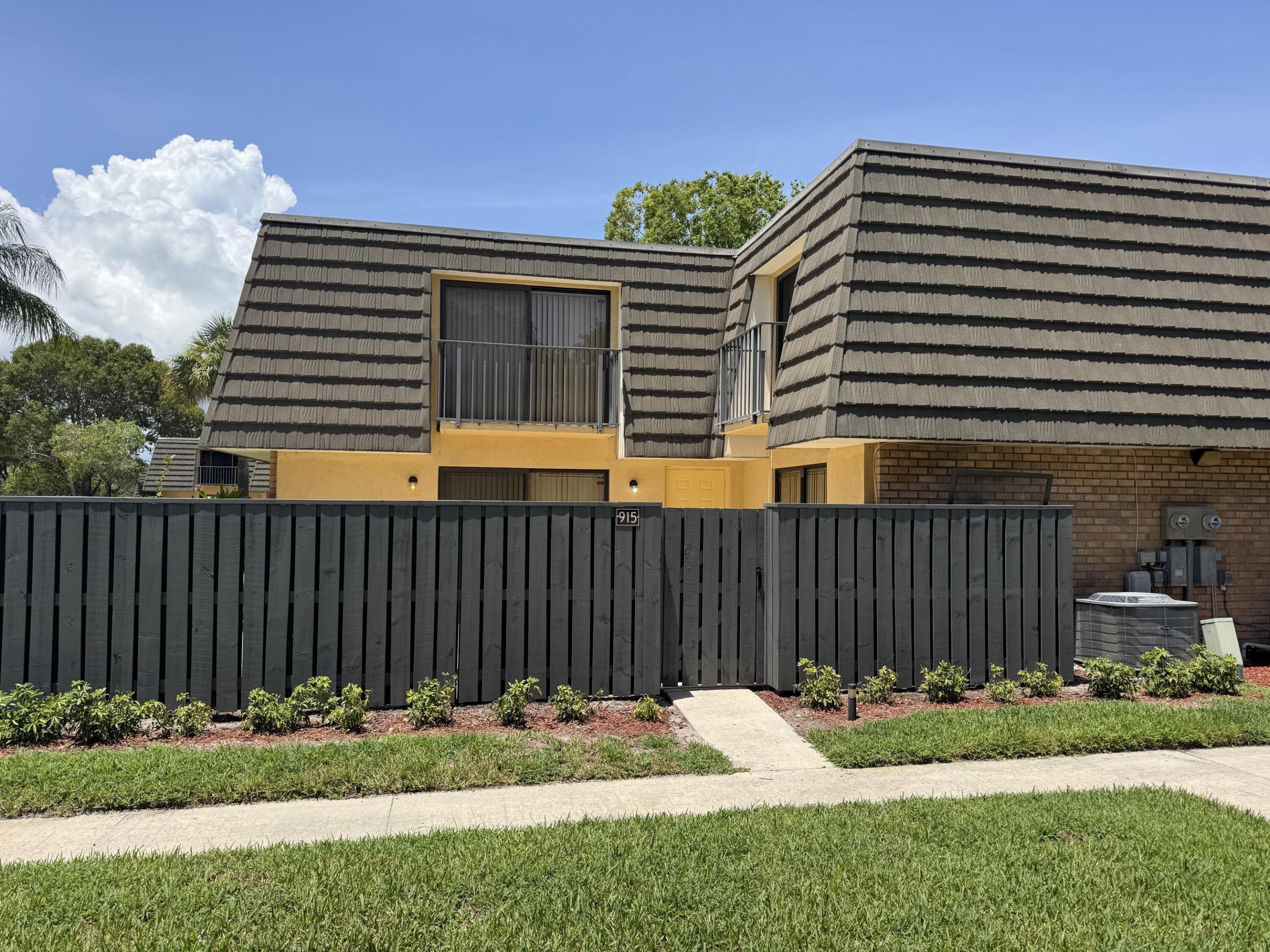 VILLAGE OF SANDALWOOD LAKES 1 - Residential