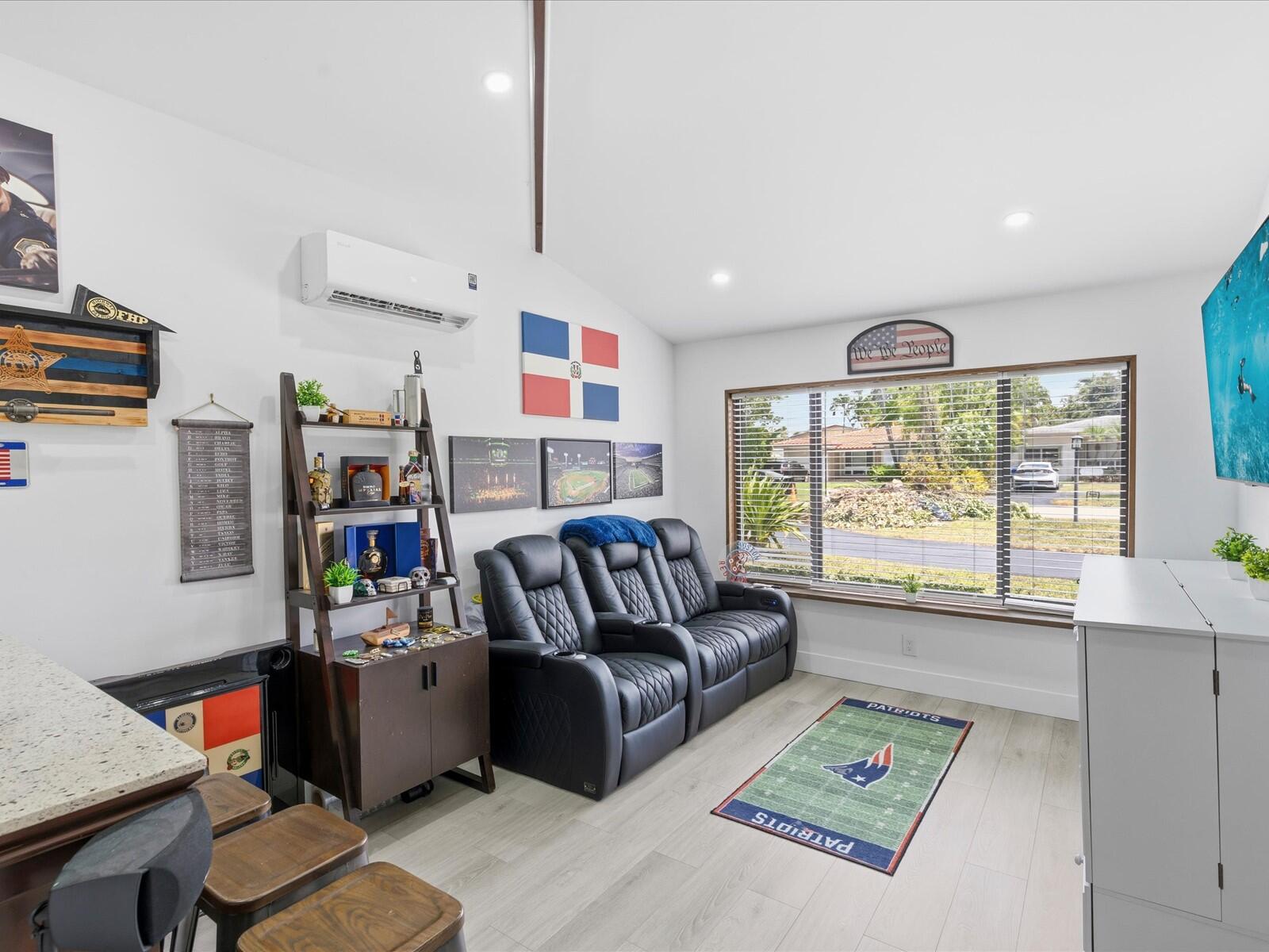 HOLLYWOOD LITTLE RANCHES - Residential