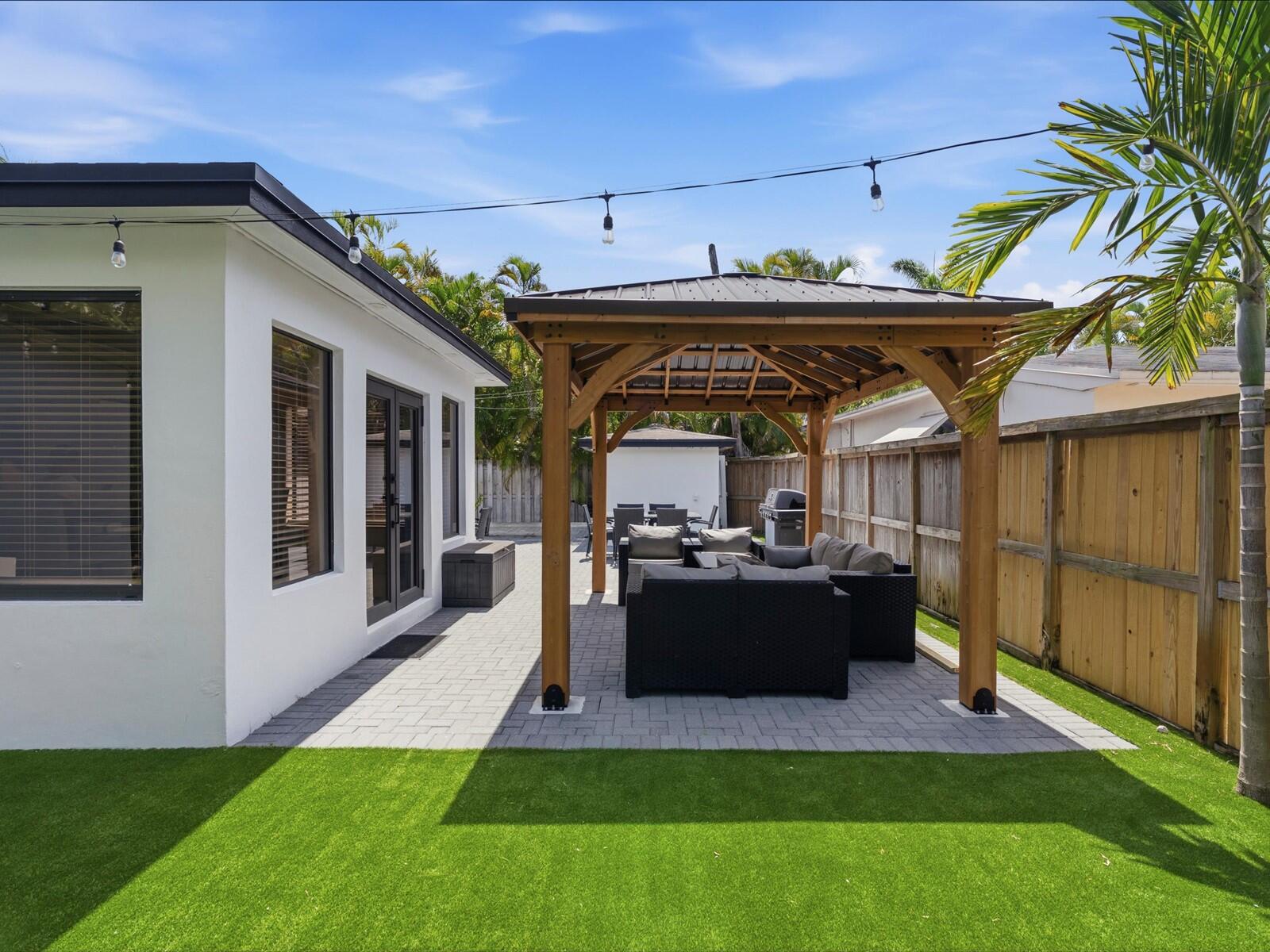 HOLLYWOOD LITTLE RANCHES - Residential