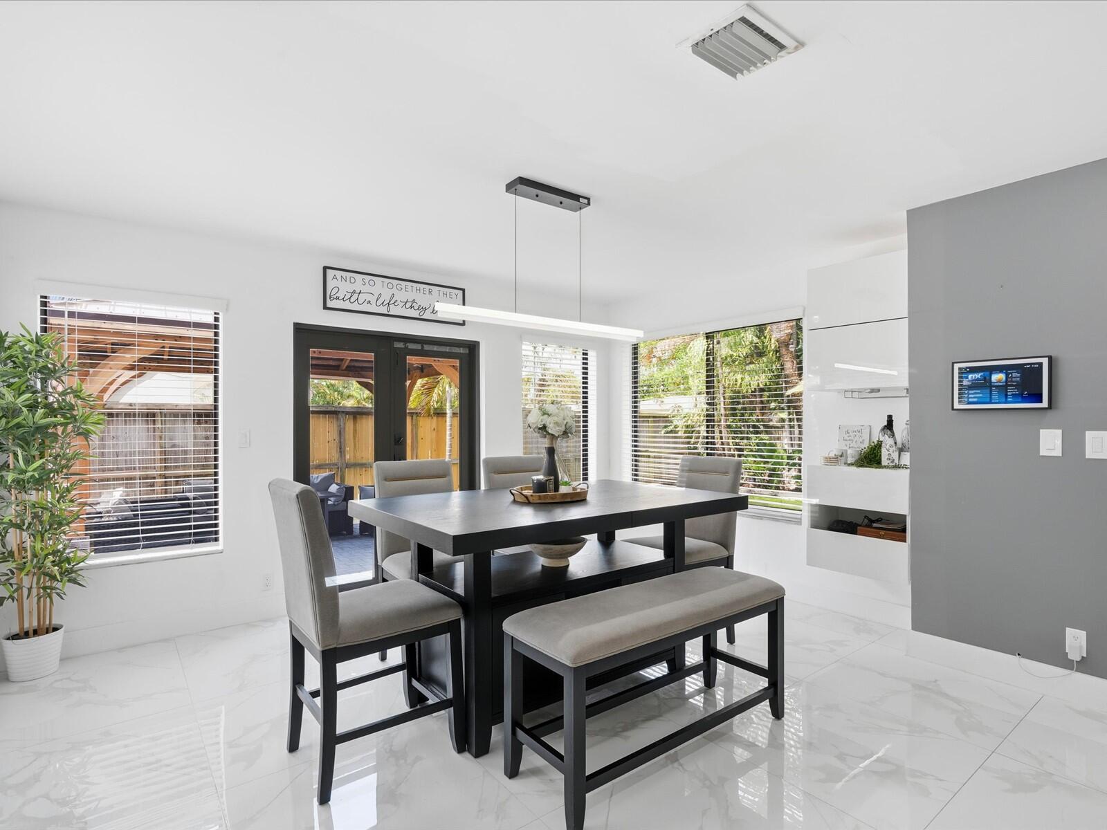 HOLLYWOOD LITTLE RANCHES - Residential