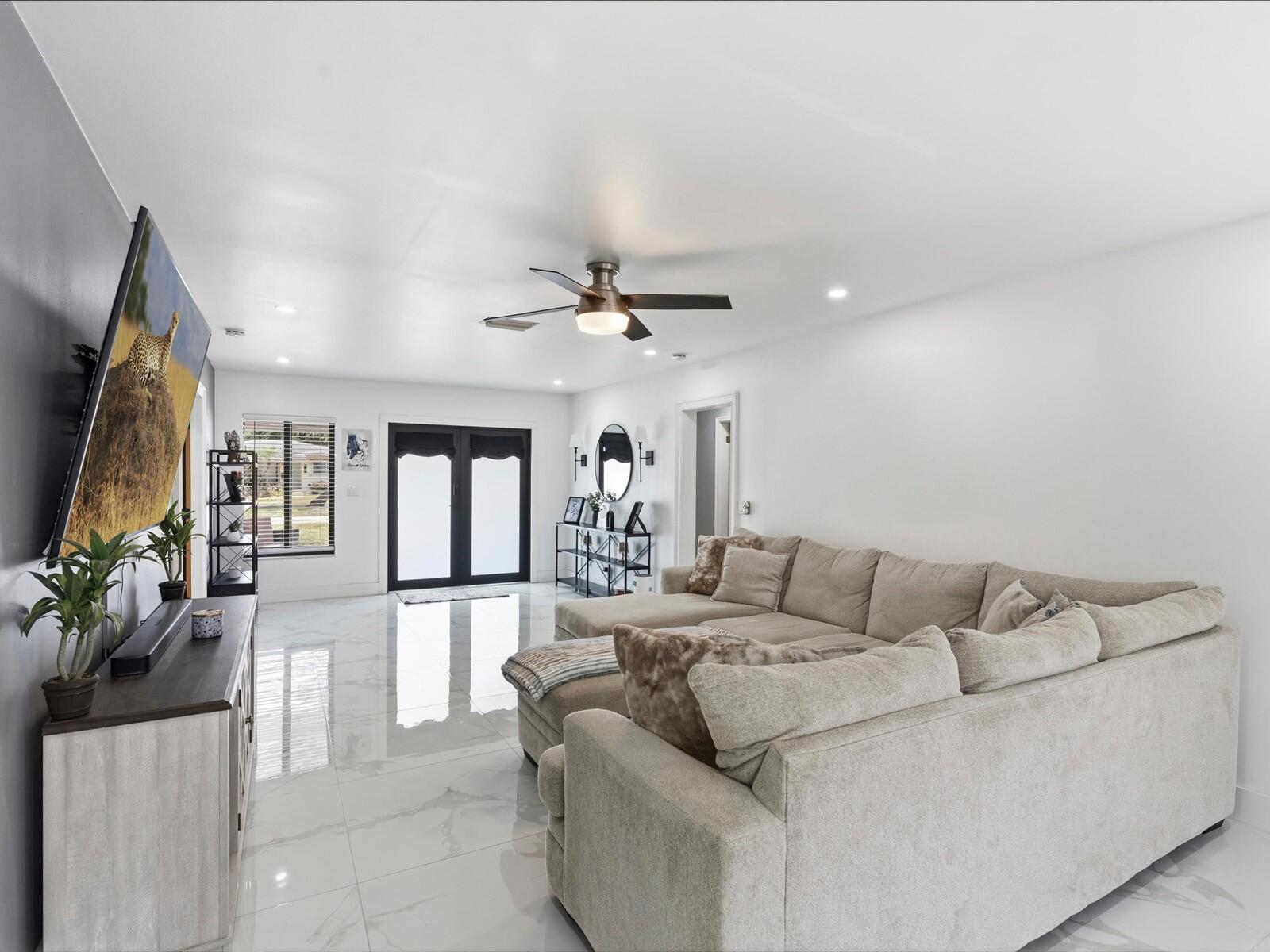 HOLLYWOOD LITTLE RANCHES - Residential
