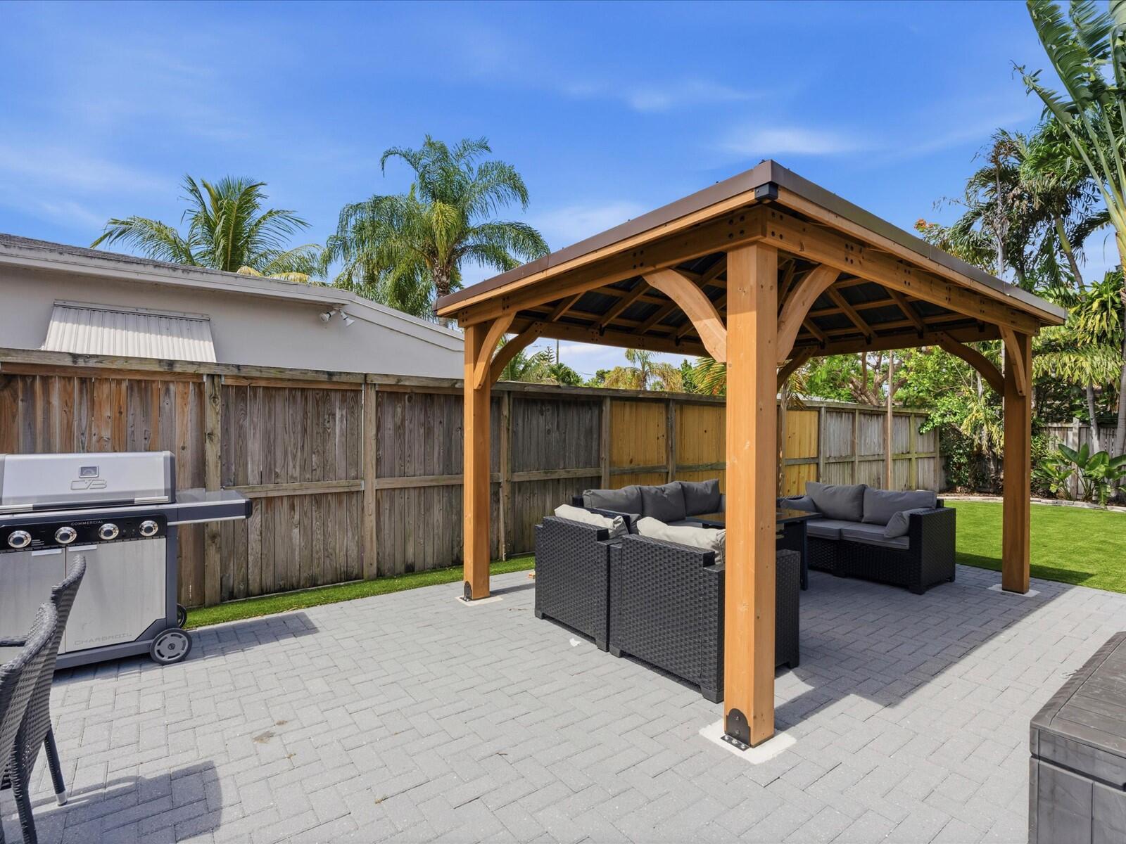 HOLLYWOOD LITTLE RANCHES - Residential