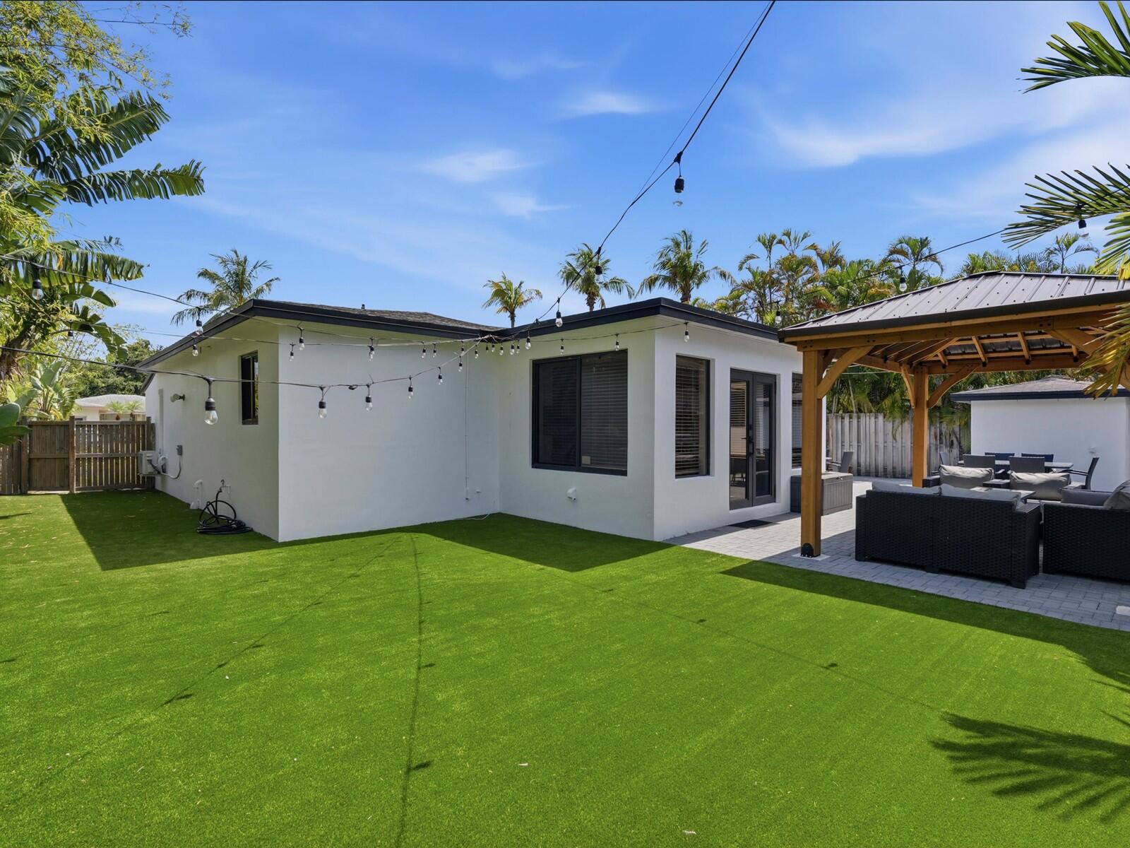 HOLLYWOOD LITTLE RANCHES - Residential