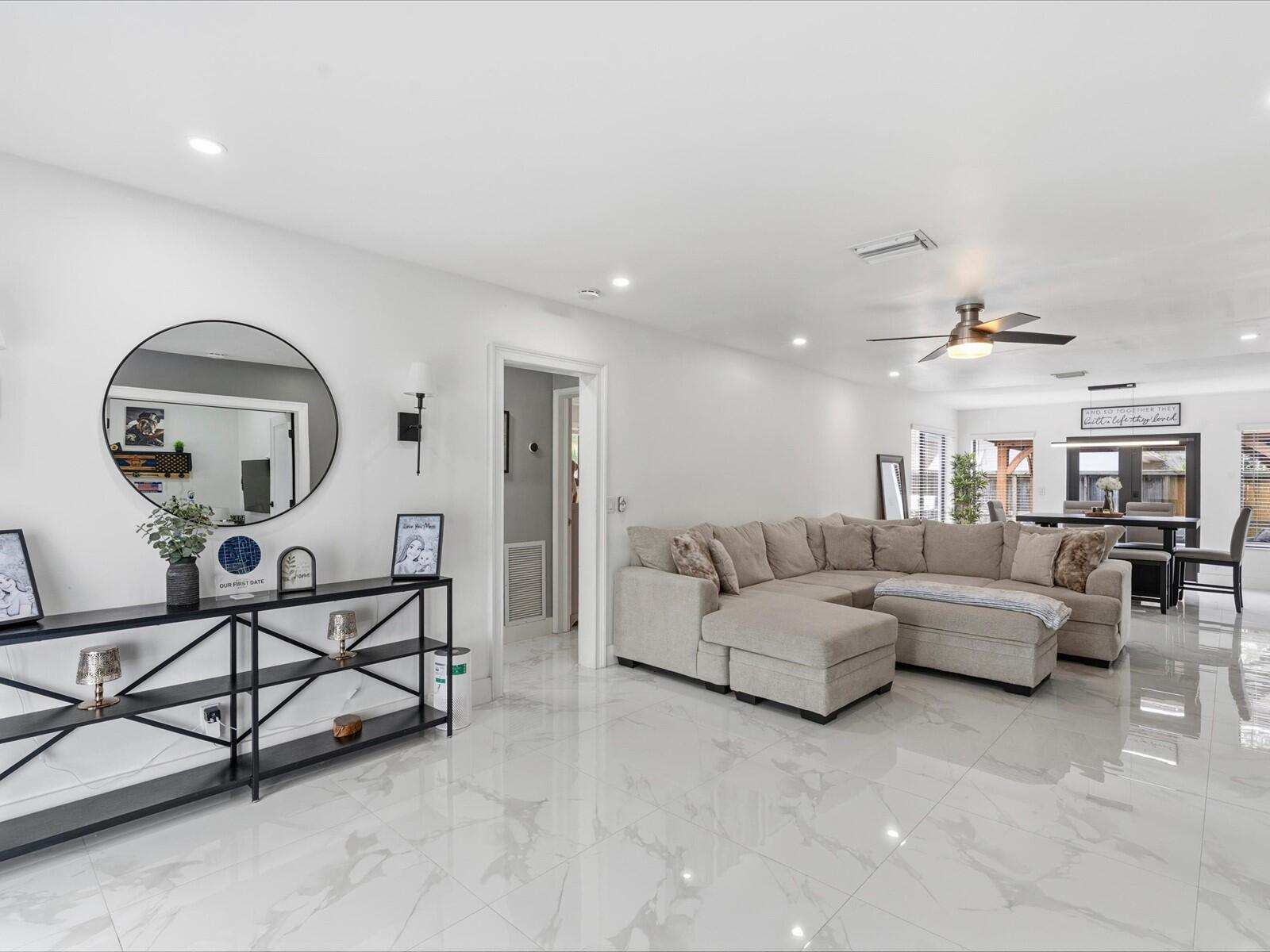 HOLLYWOOD LITTLE RANCHES - Residential