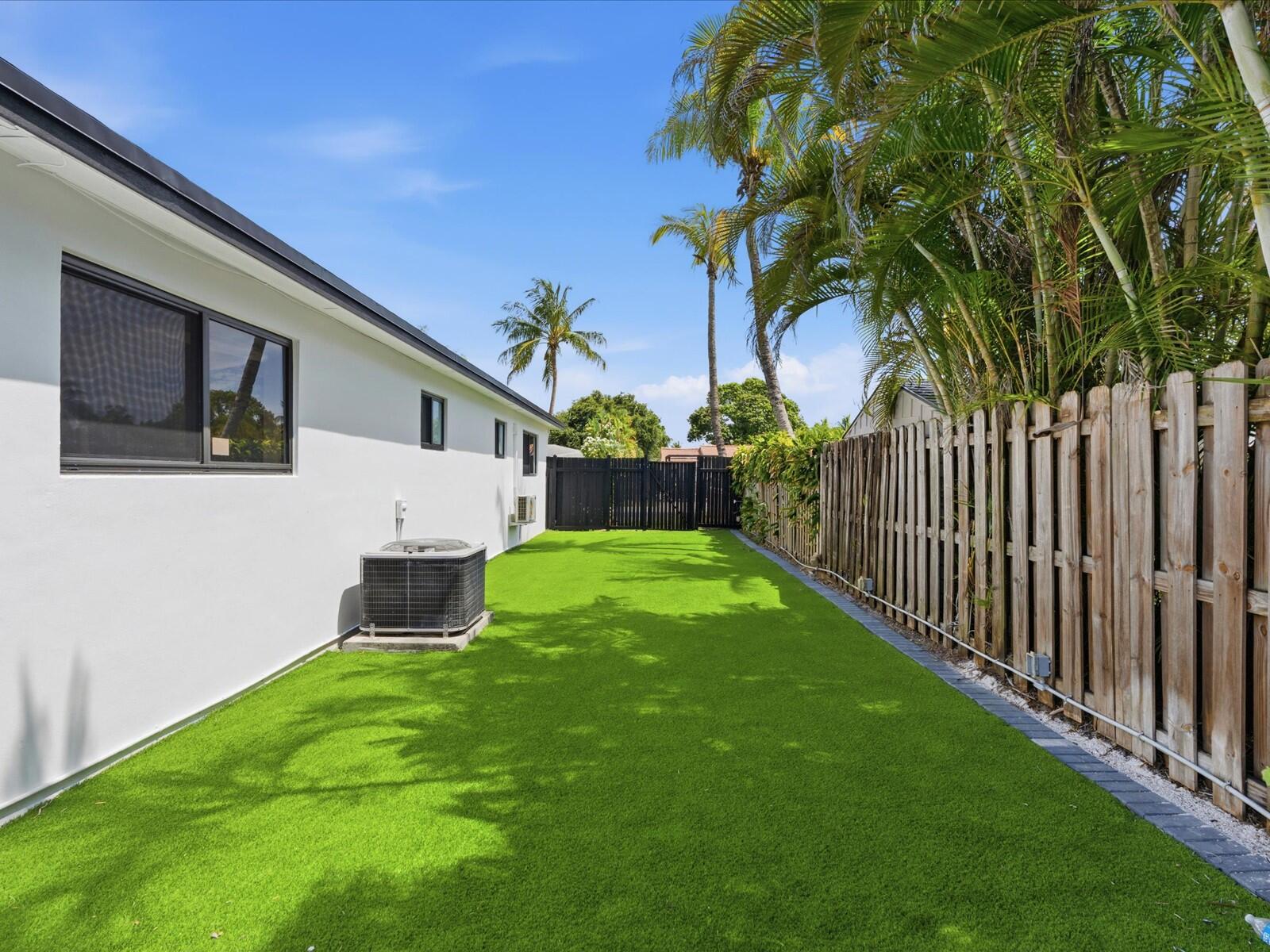 HOLLYWOOD LITTLE RANCHES - Residential
