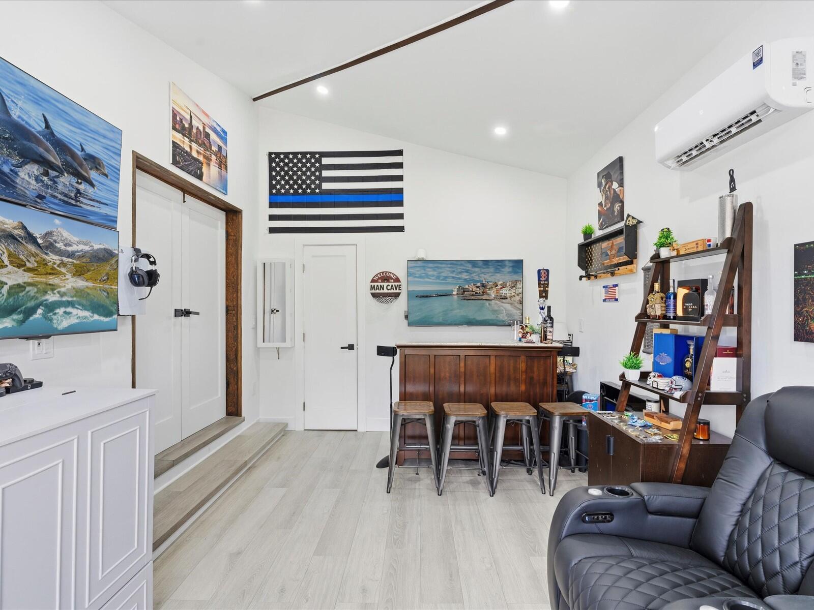 HOLLYWOOD LITTLE RANCHES - Residential