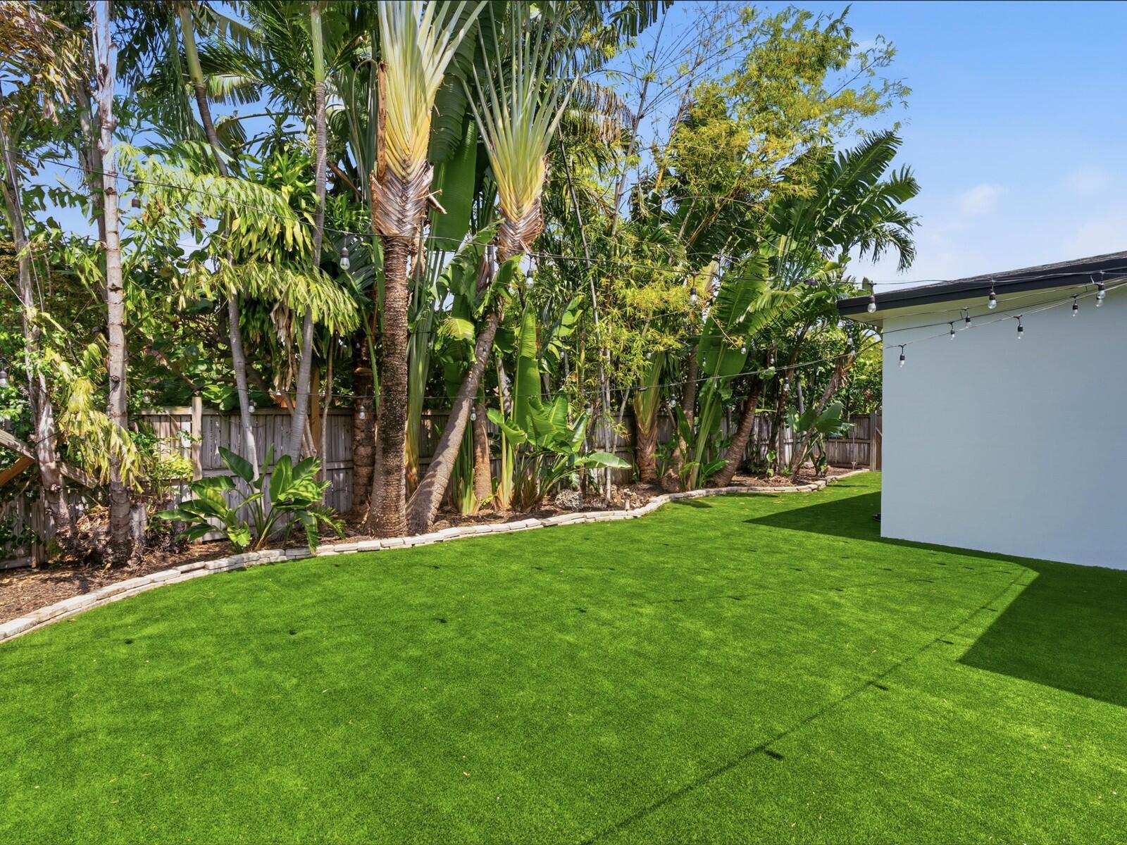 HOLLYWOOD LITTLE RANCHES - Residential