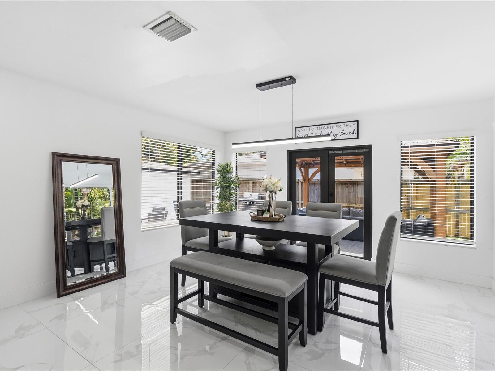 HOLLYWOOD LITTLE RANCHES - Residential