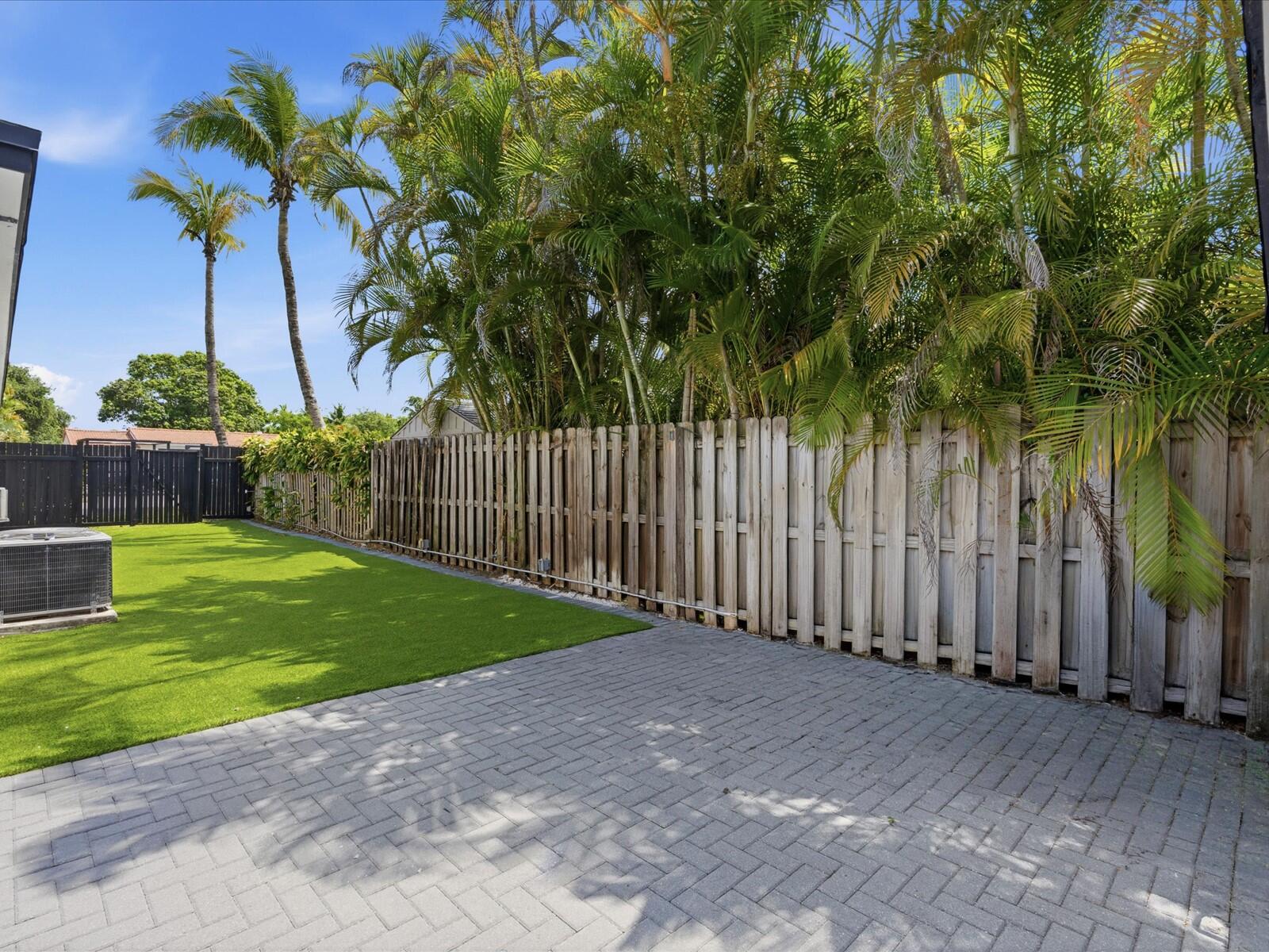 HOLLYWOOD LITTLE RANCHES - Residential