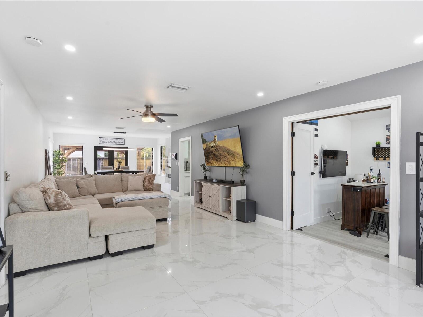 HOLLYWOOD LITTLE RANCHES - Residential