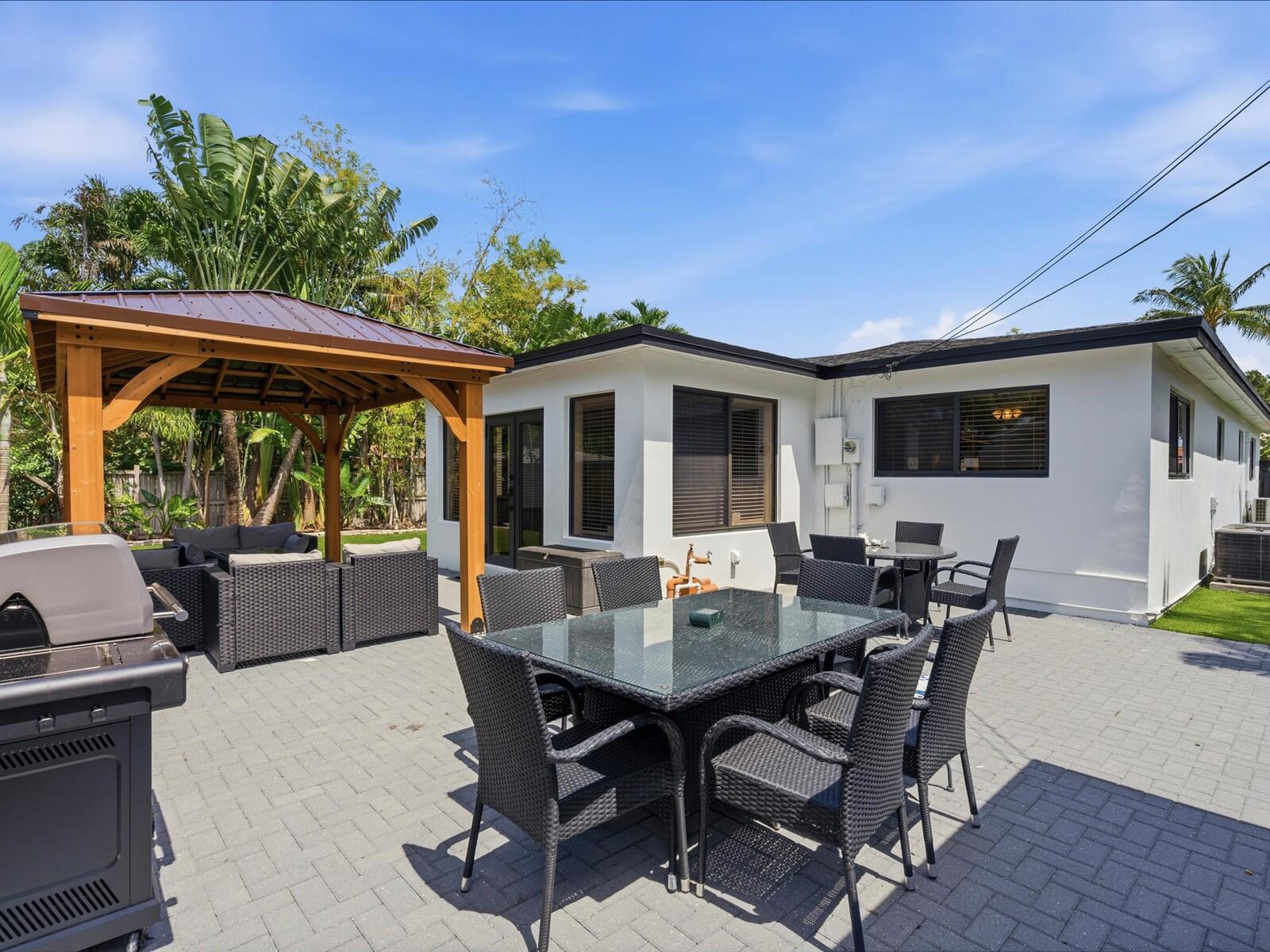HOLLYWOOD LITTLE RANCHES - Residential