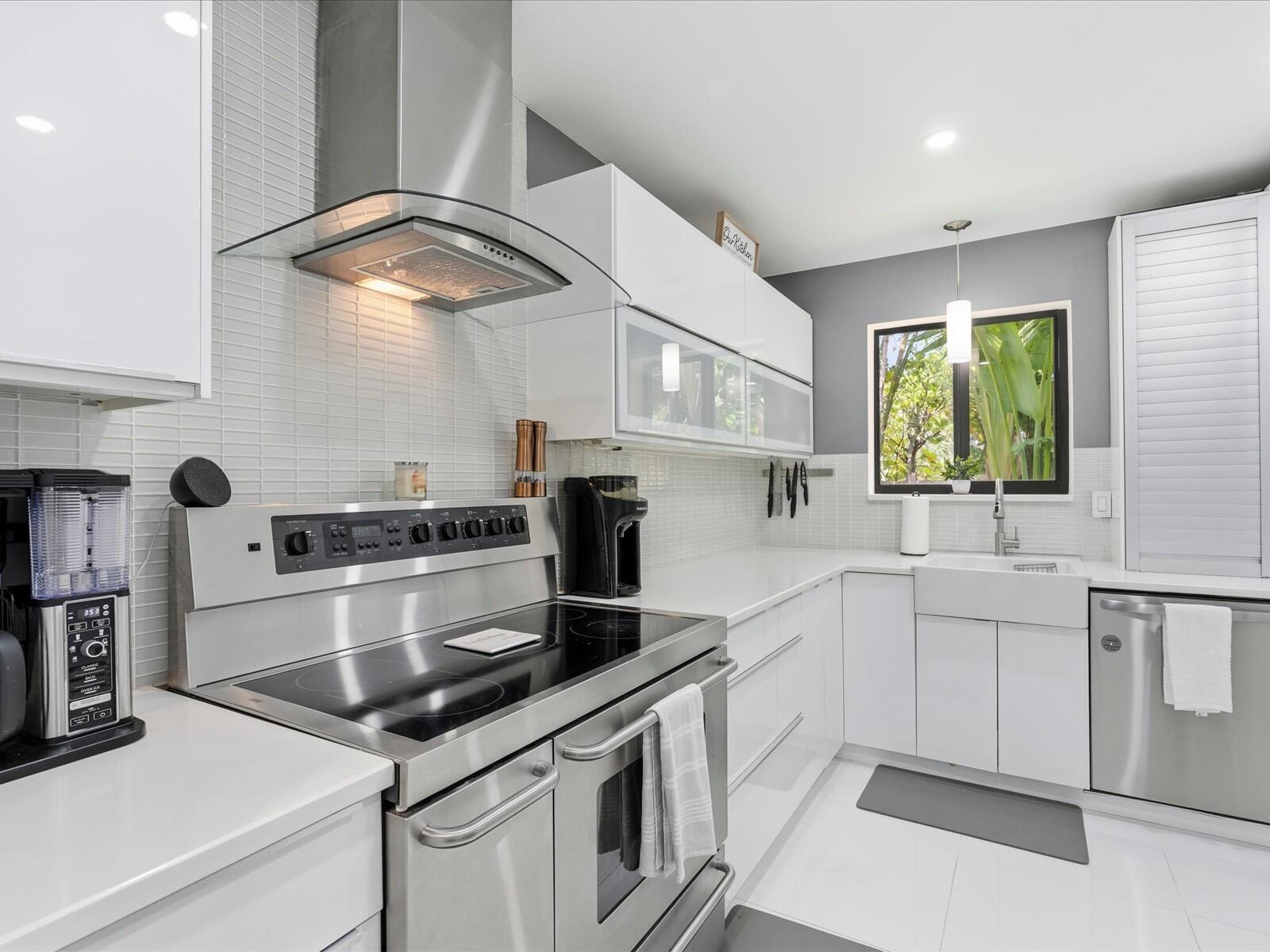 HOLLYWOOD LITTLE RANCHES - Residential