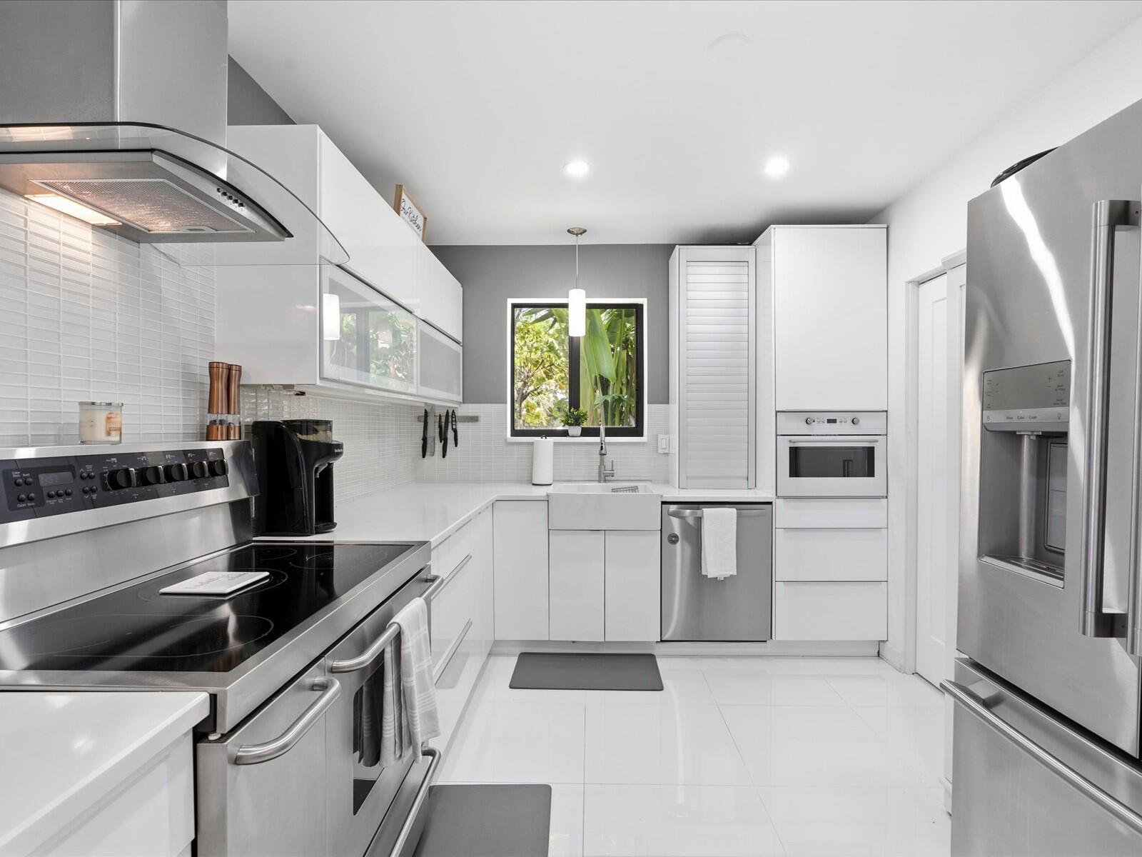 HOLLYWOOD LITTLE RANCHES - Residential