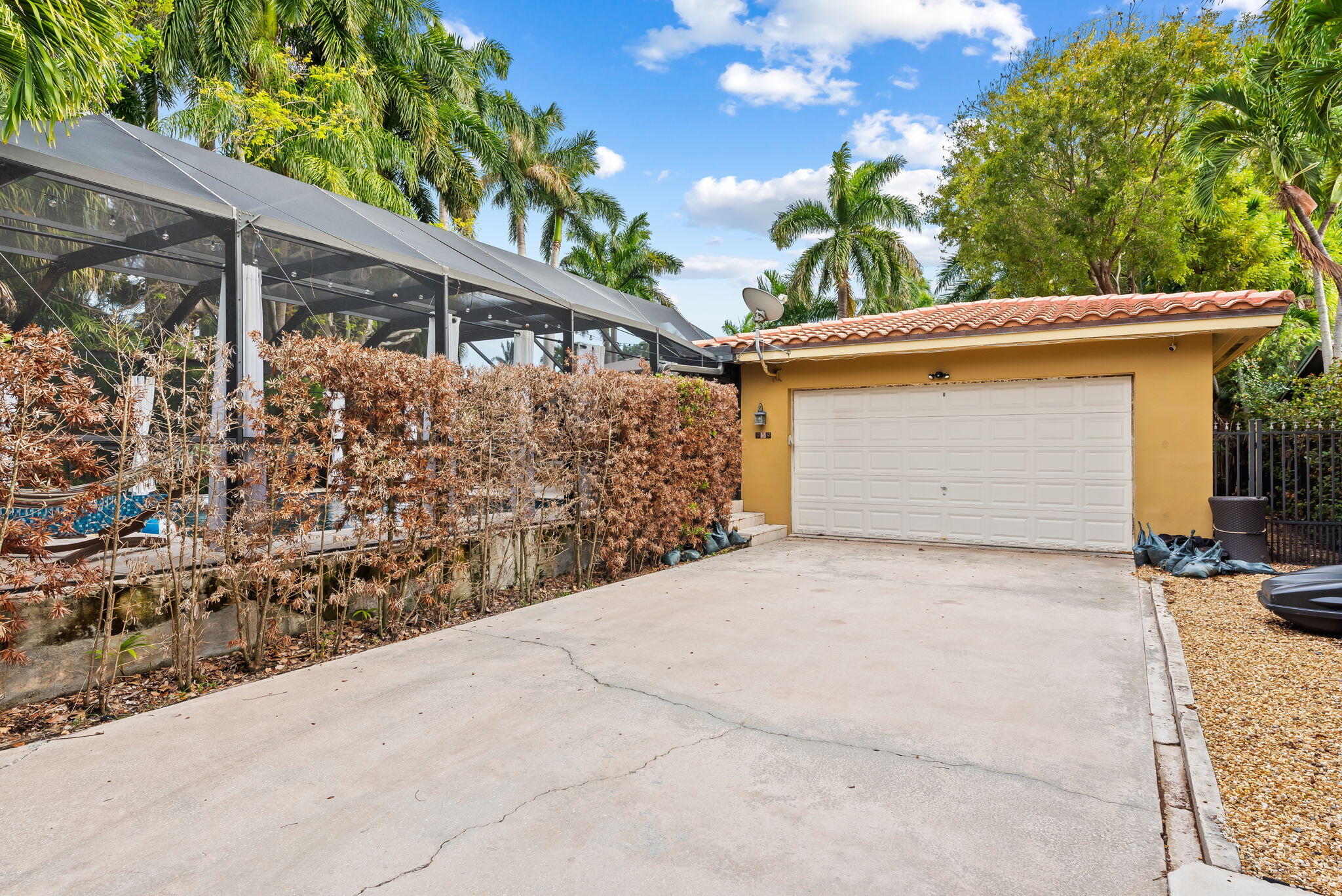 HOLLYWOOD LAKES SECTION - Residential