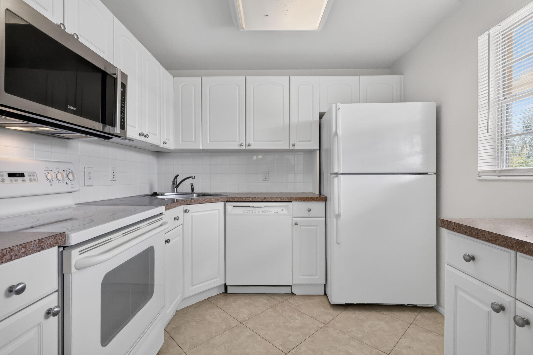 VILLAGE ROYALE CONDO 7 - Residential