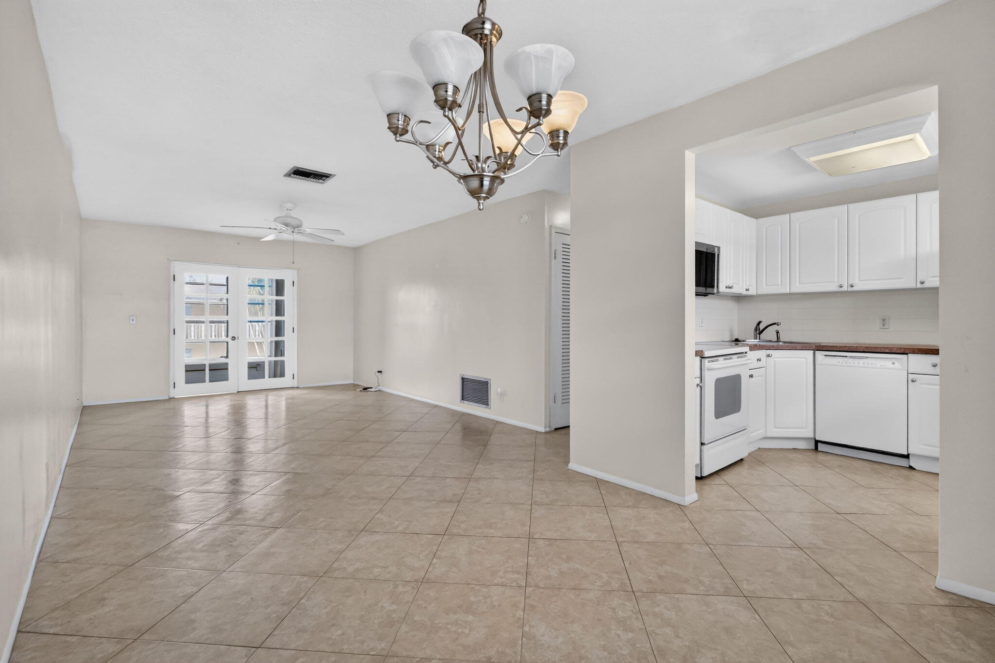 VILLAGE ROYALE CONDO 7 - Residential