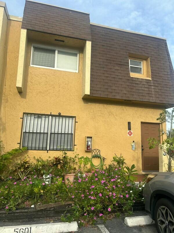 Don't miss this rarely available 3-bedroom, 2.5 bath desirable corner-unit townhome, perfectly priced to sell! Featuring extra privacy, abundant natural light, and a spacious layout, this home offers the ideal blend of comfort and value.  Don't miss this rarely available 3-bedroom, 2.5 bath desirable corner-unit townhome, perfectly priced to sell! Featuring extra privacy, abundant natural light, and a spacious layout, this home offers the ideal blend of comfort and value.