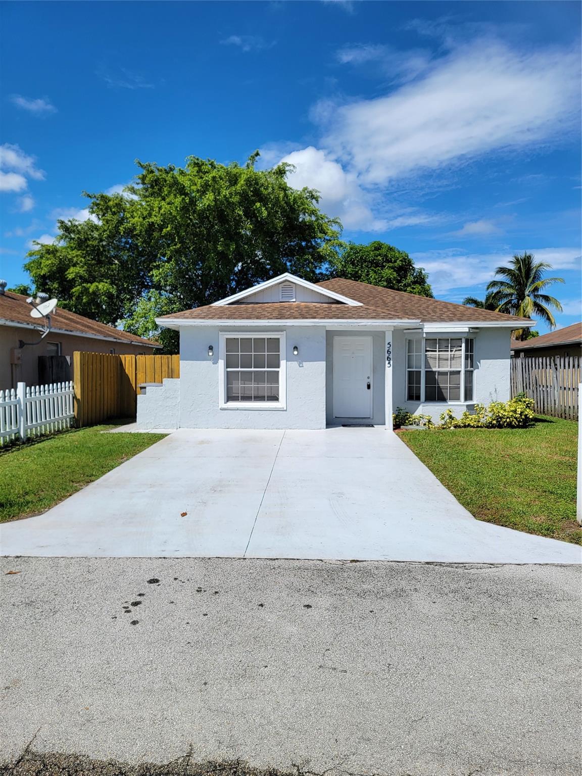 GREAT HOUSE IN A NICE NEIGHBORHOOD, 3 BEDROOMS, 2 BATHROOMS, PAINTED INSIDE AND OUT, NEW CARPET IN TWO OF THE BEDROOMS, HURRICANE SHUTTERS,AND VERY LOW HOA, THIS HOUSE COULD BE AN OPTION FOR INVESTMENT Use showing time.... 8am to 700pm